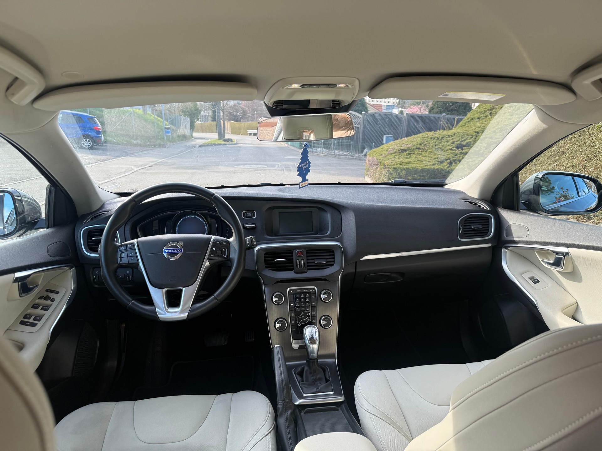 VOLVO V40 D4 Momentum Geartronic-image-7