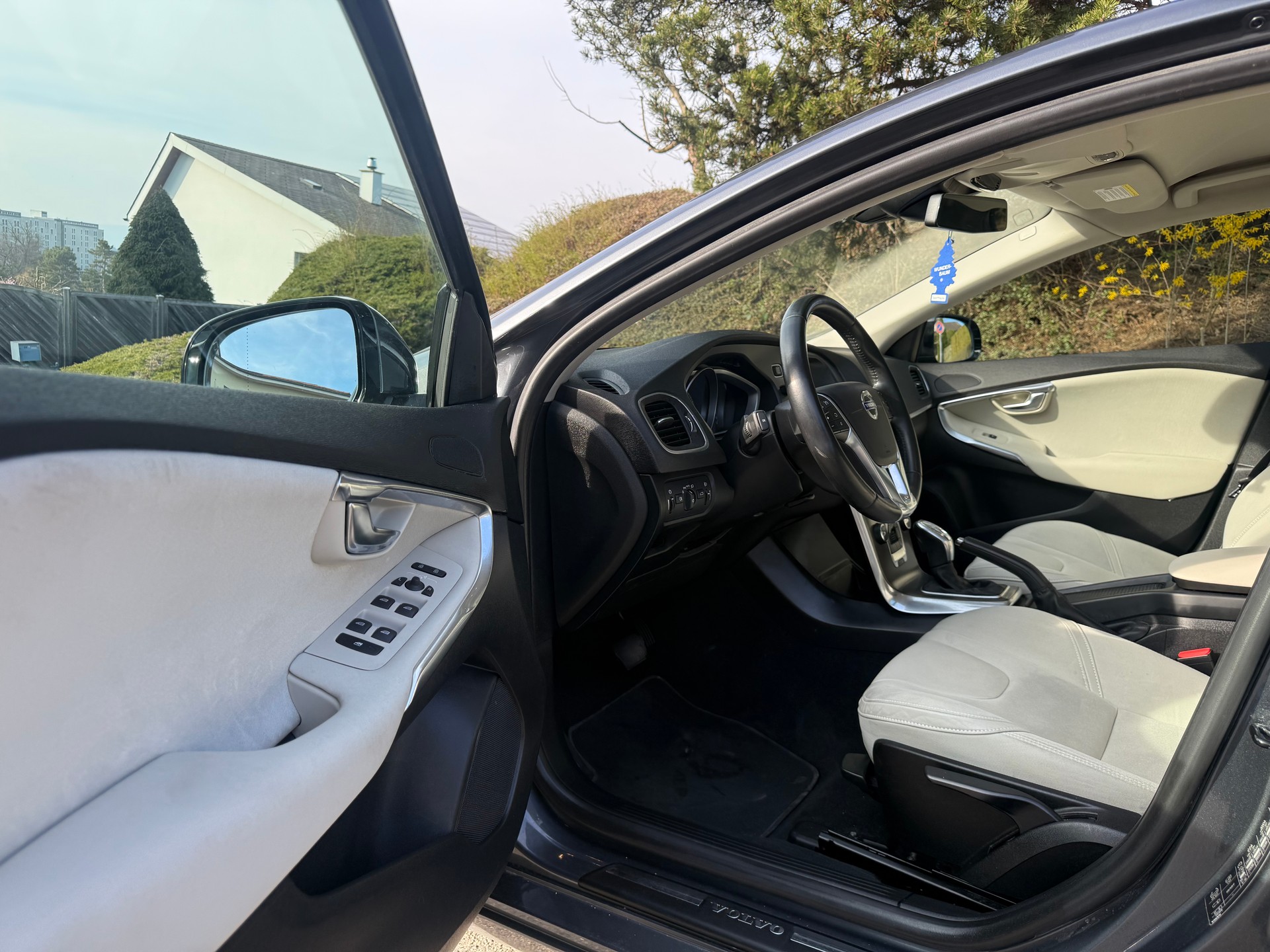 VOLVO V40 D4 Momentum Geartronic-image-6