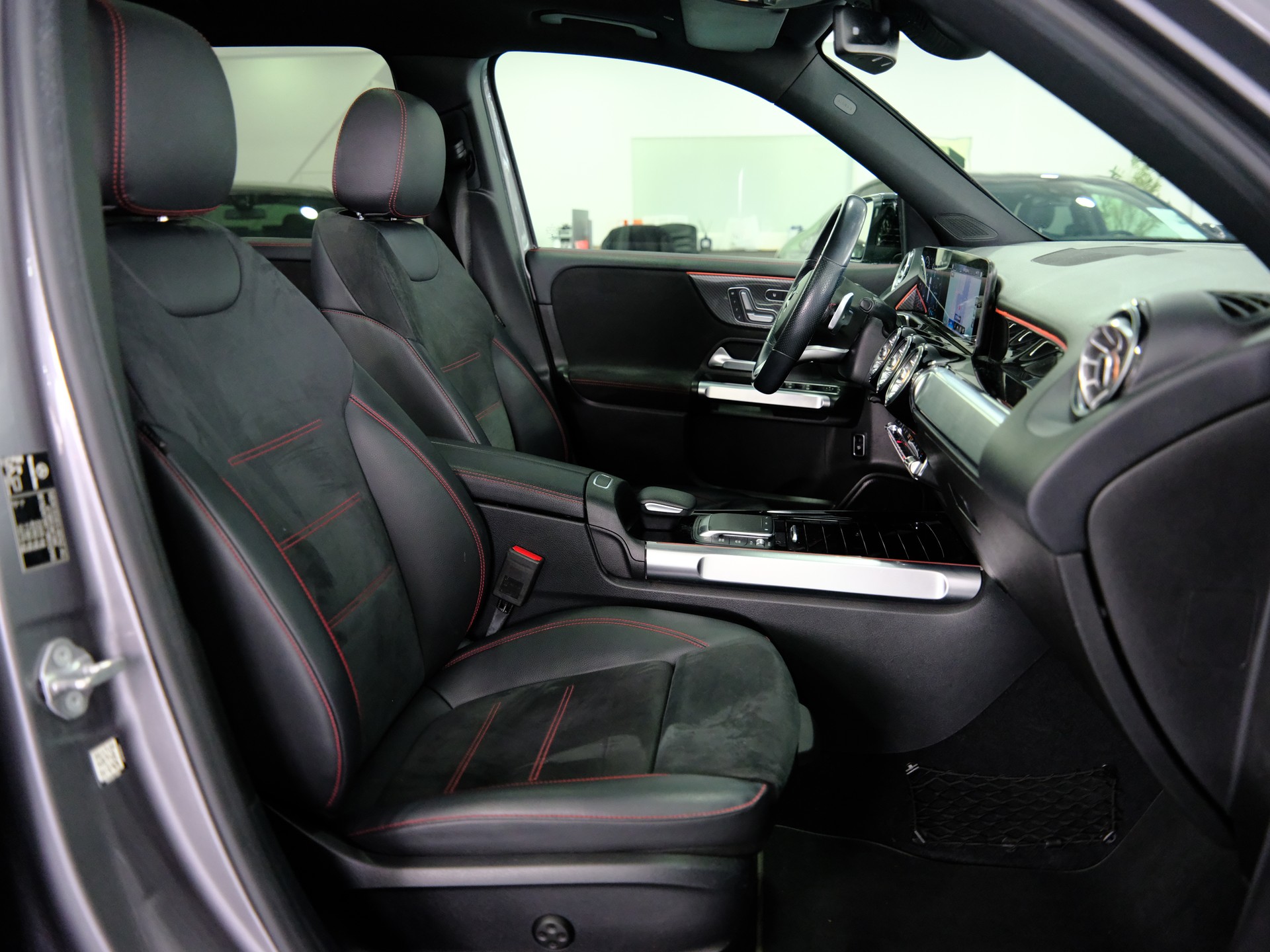 MERCEDES-BENZ GLB 250 4Matic AMG Line 8G-Tronic-image-15
