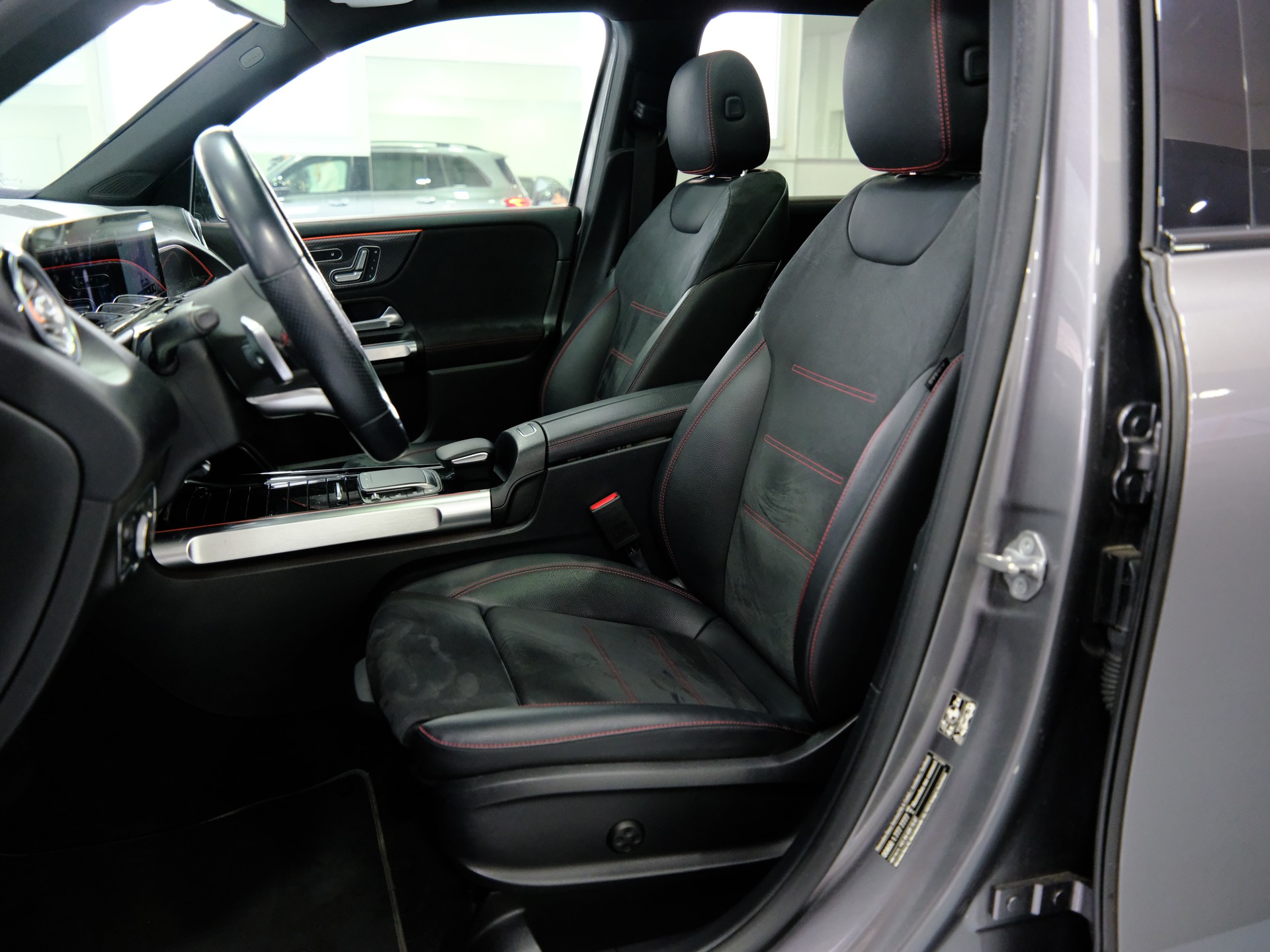 MERCEDES-BENZ GLB 250 4Matic AMG Line 8G-Tronic-image-10