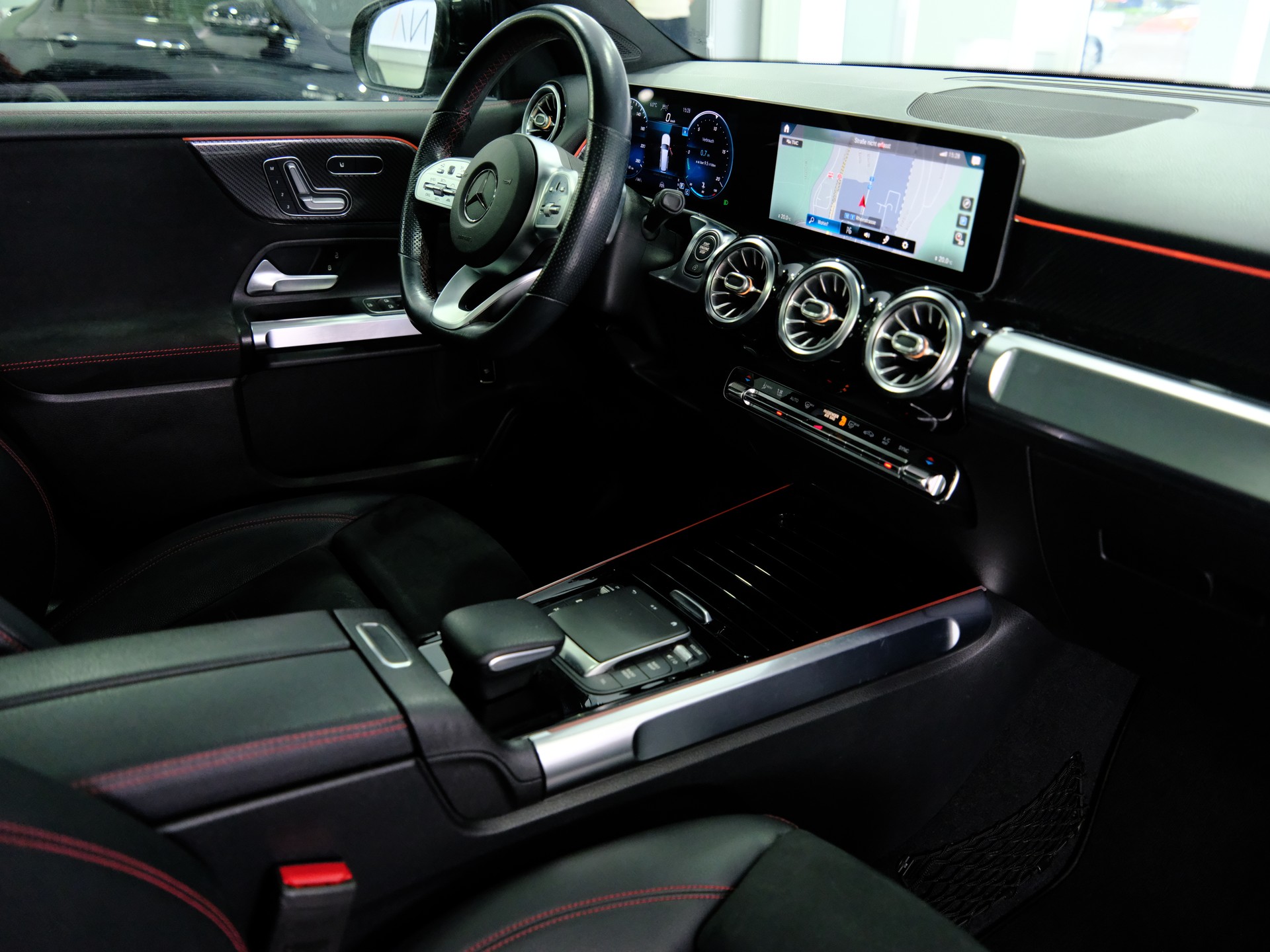 MERCEDES-BENZ GLB 250 4Matic AMG Line 8G-Tronic-image-14