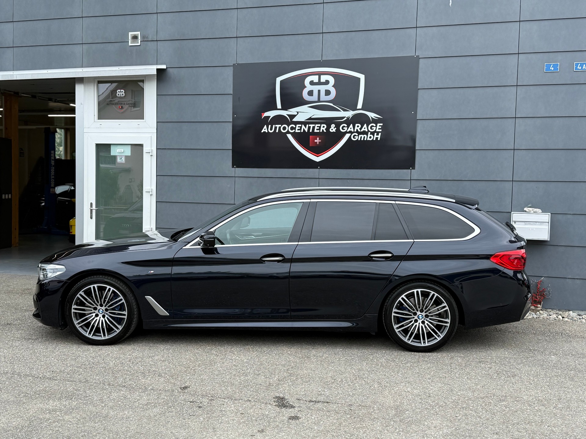 BMW 540i xDrive Touring Sport Line Steptronic-image-4