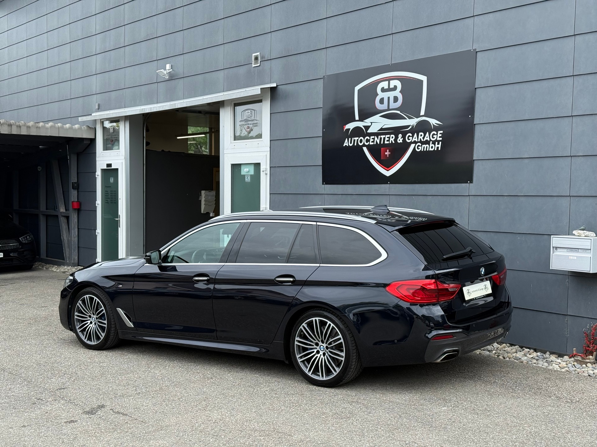 BMW 540i xDrive Touring Sport Line Steptronic-image-5
