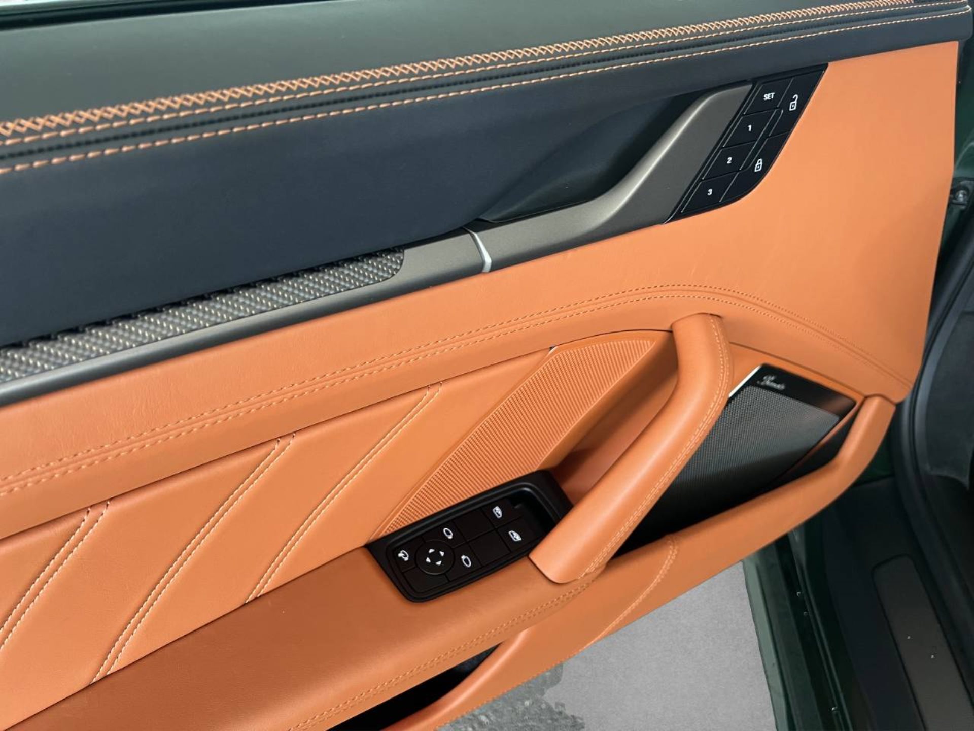 PORSCHE 911 Turbo S-image-18