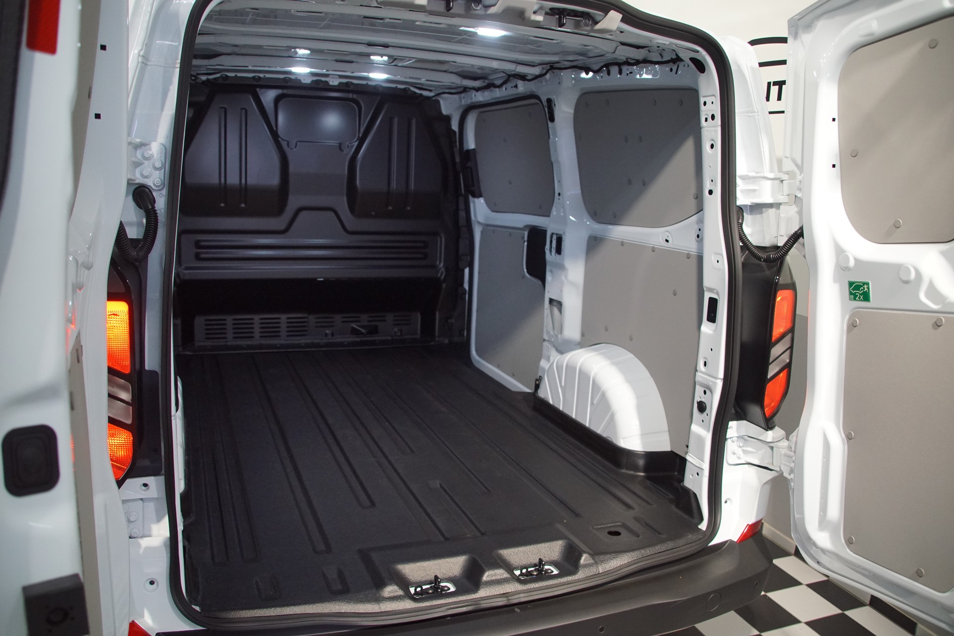 FORD Transit Custom Van PHEV 320 L1H1 Trend Automat-image-9