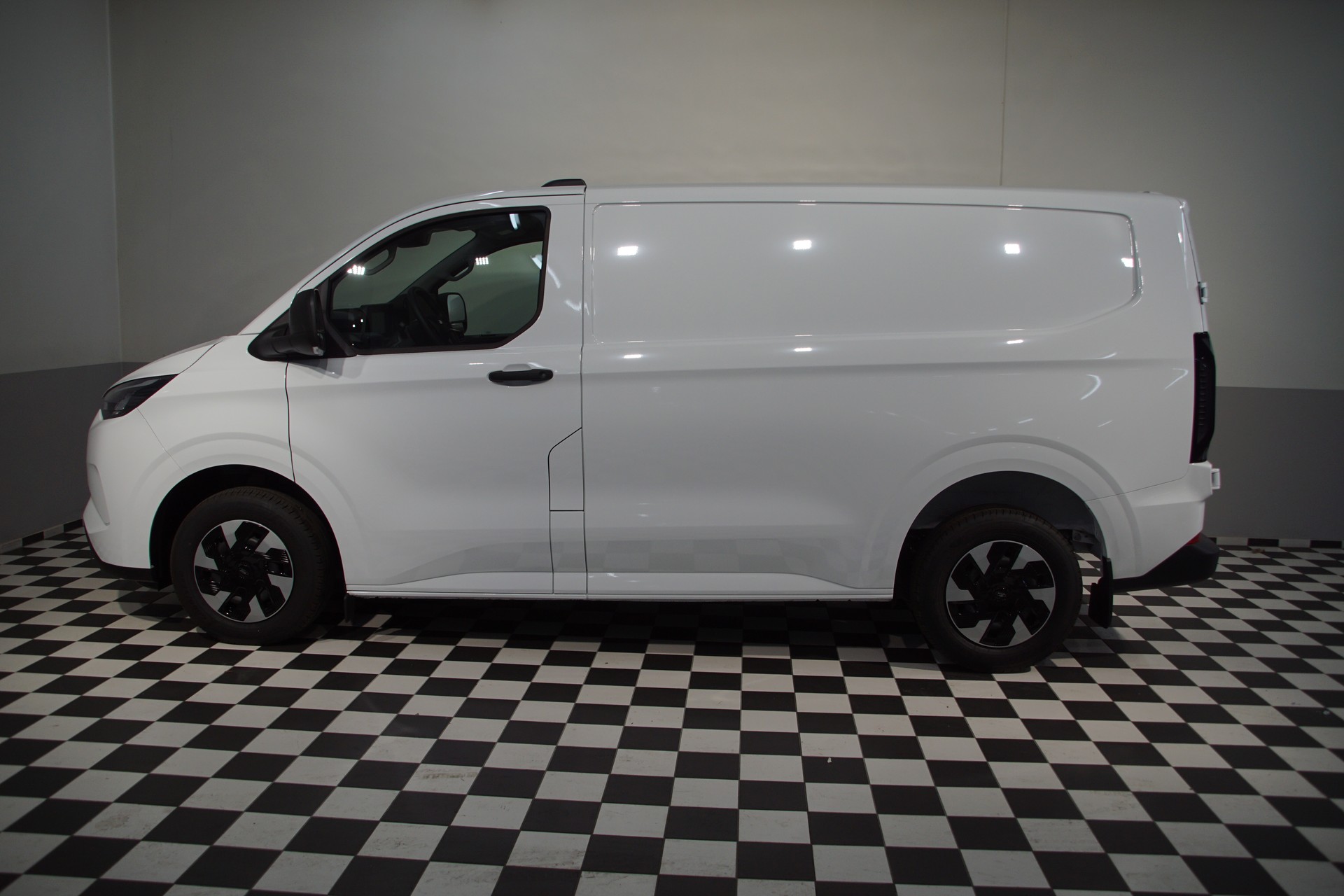 FORD Transit Custom Van PHEV 320 L1H1 Trend Automat-image-8