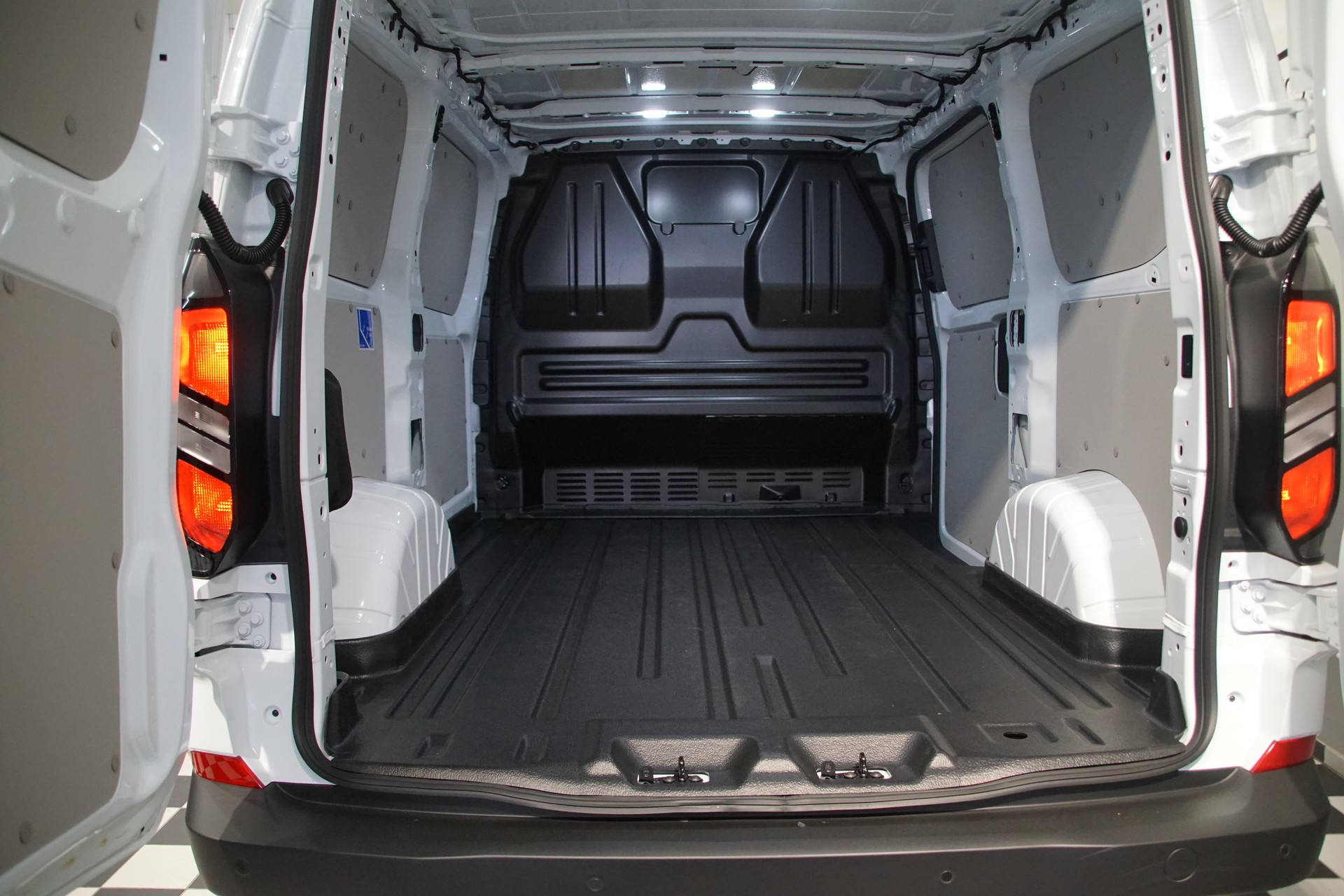 FORD Transit Custom Van PHEV 320 L1H1 Trend Automat-image-10
