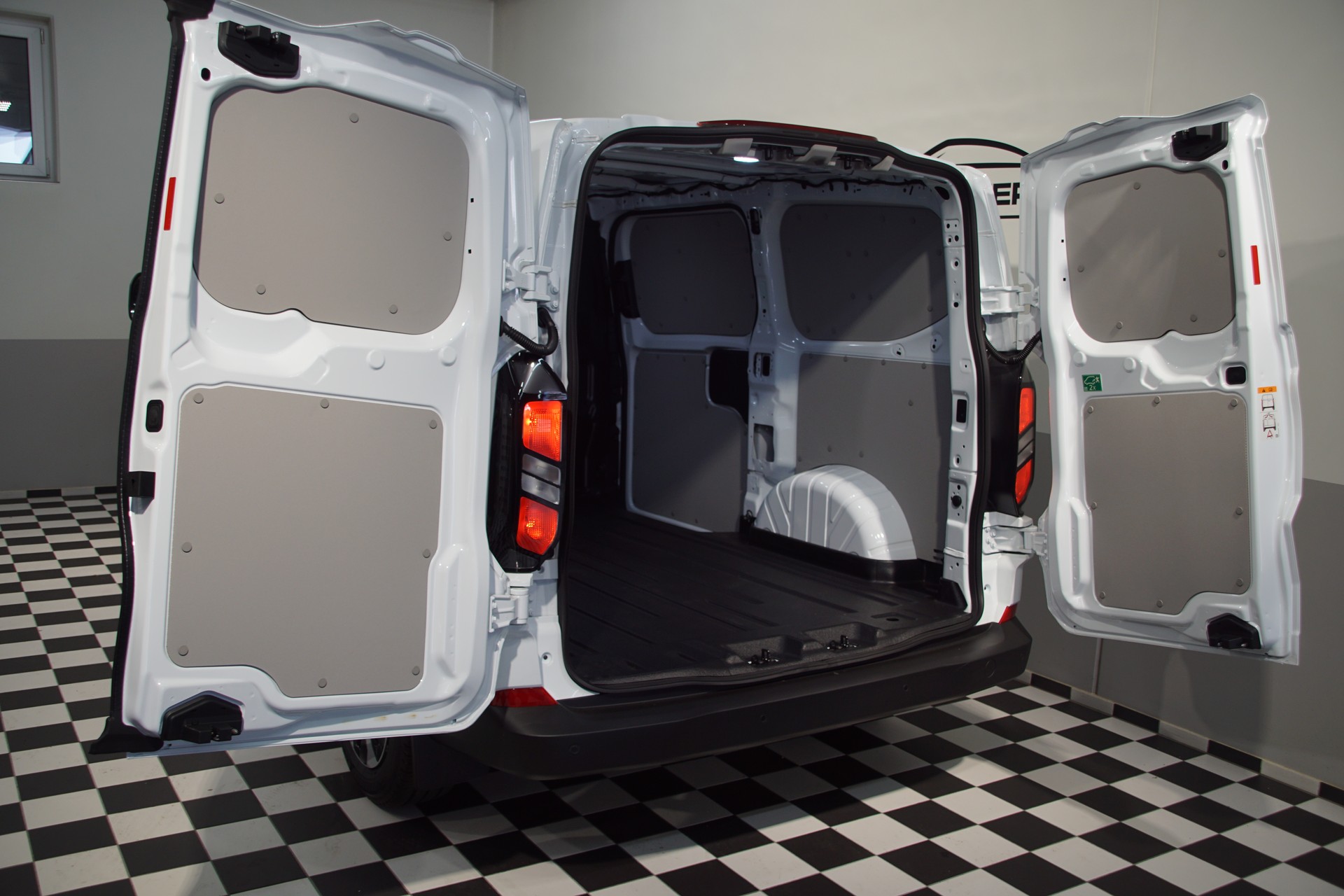FORD Transit Custom Van PHEV 320 L1H1 Trend Automat-image-11