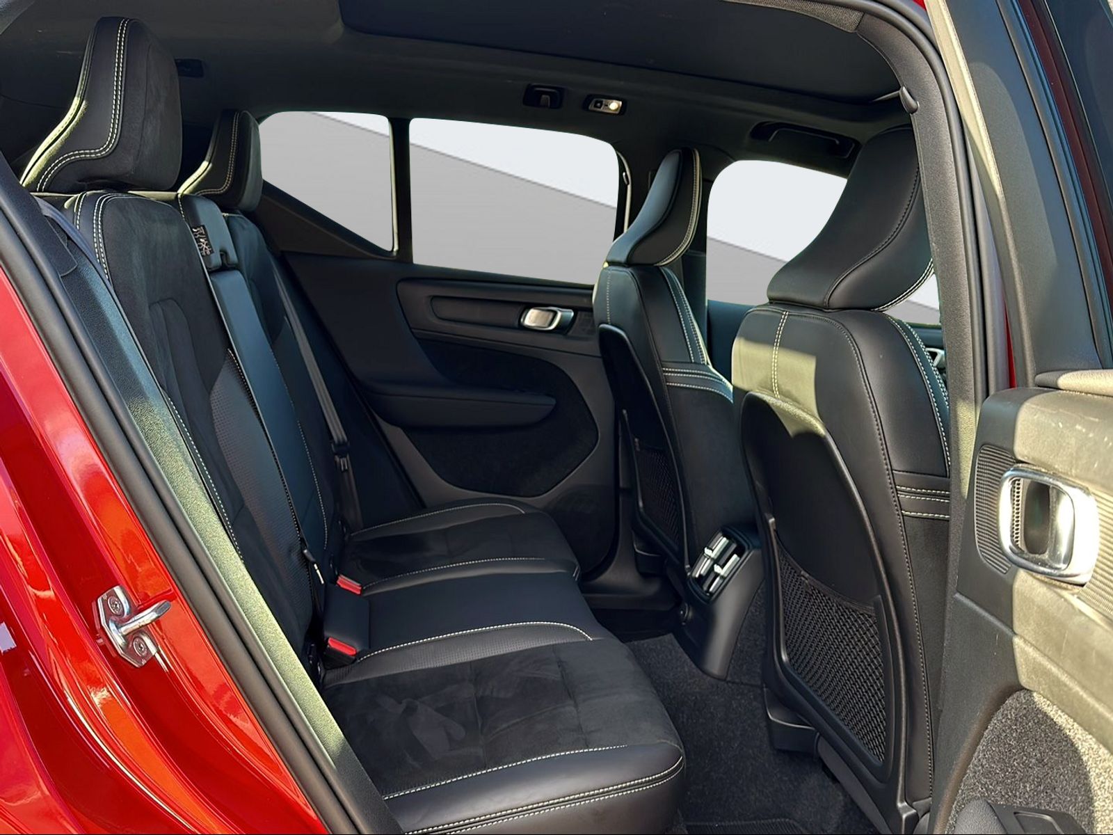 VOLVO XC40 1.5 T5 PiH R-Design-image-10