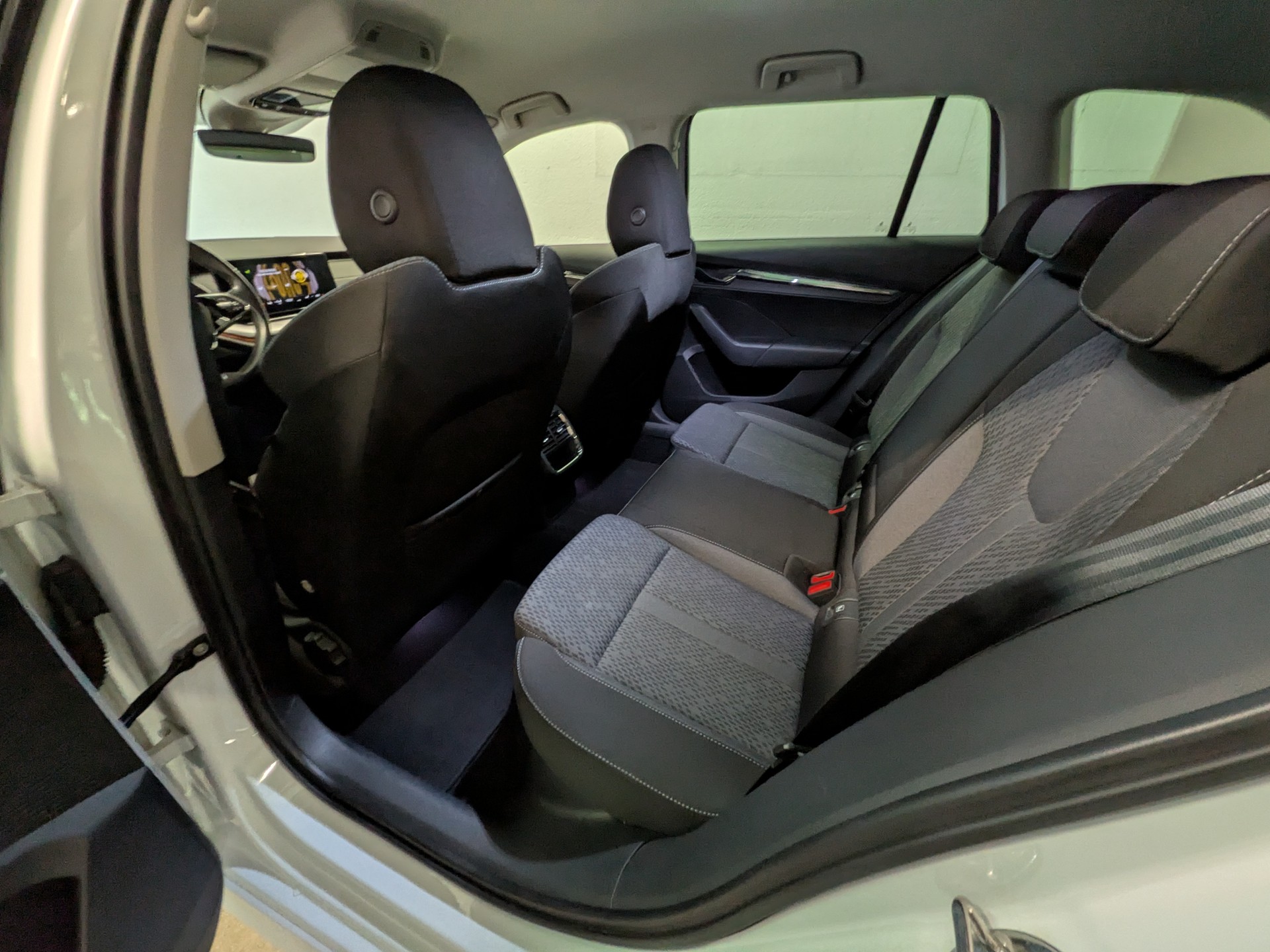 SKODA Octavia Combi 2.0 TDI DSG Style 4x4-image-19