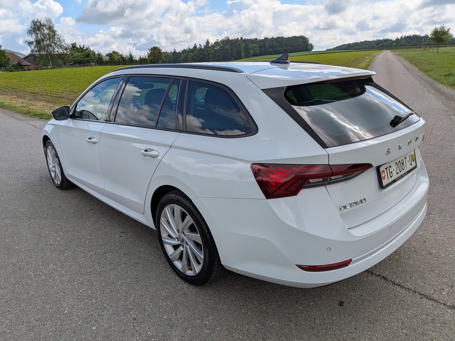 SKODA Octavia Combi 2.0 TDI DSG Style 4x4-image-9