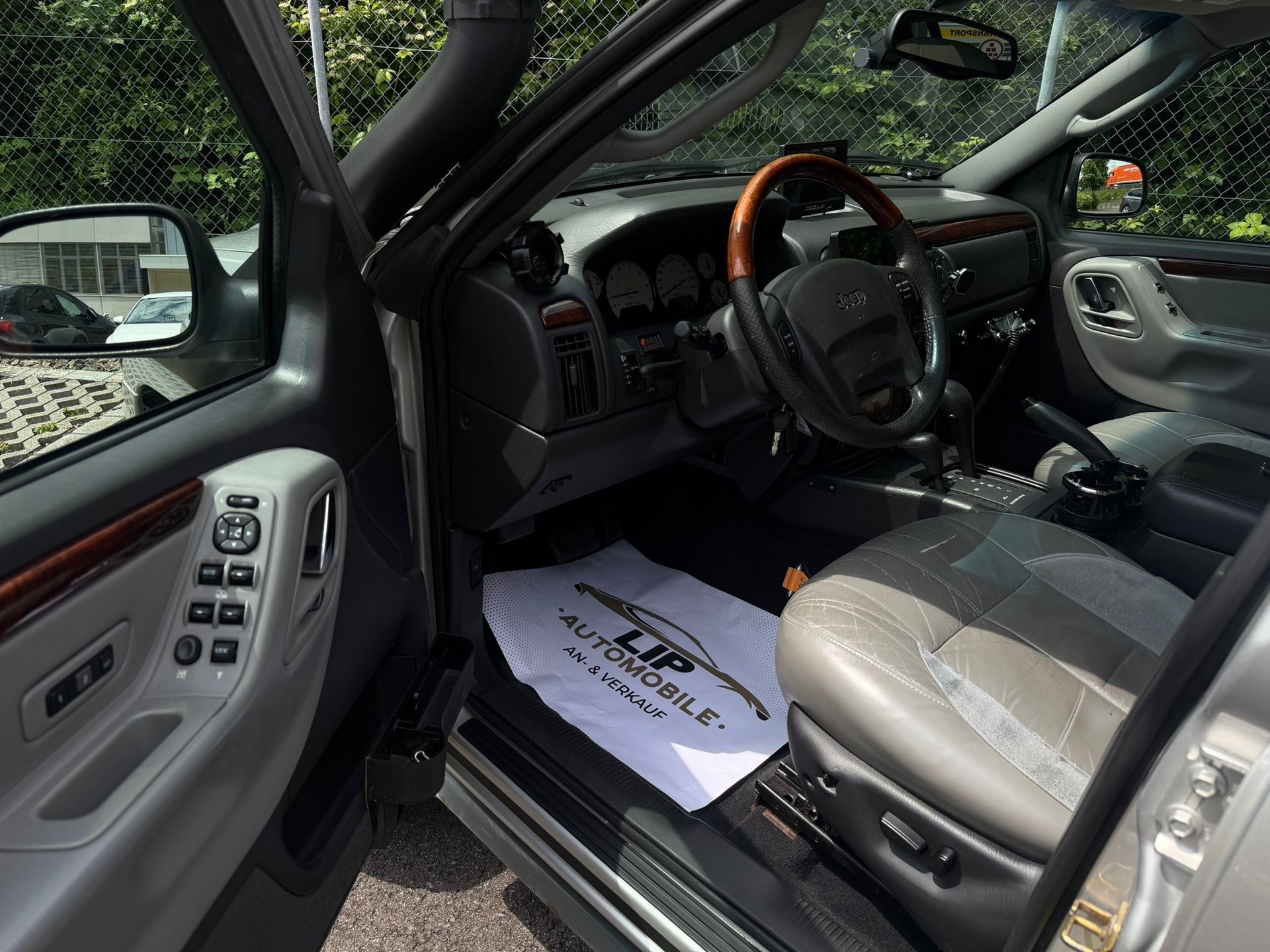 JEEP Grand Cherokee 4.7 Overland Automatic-image-6