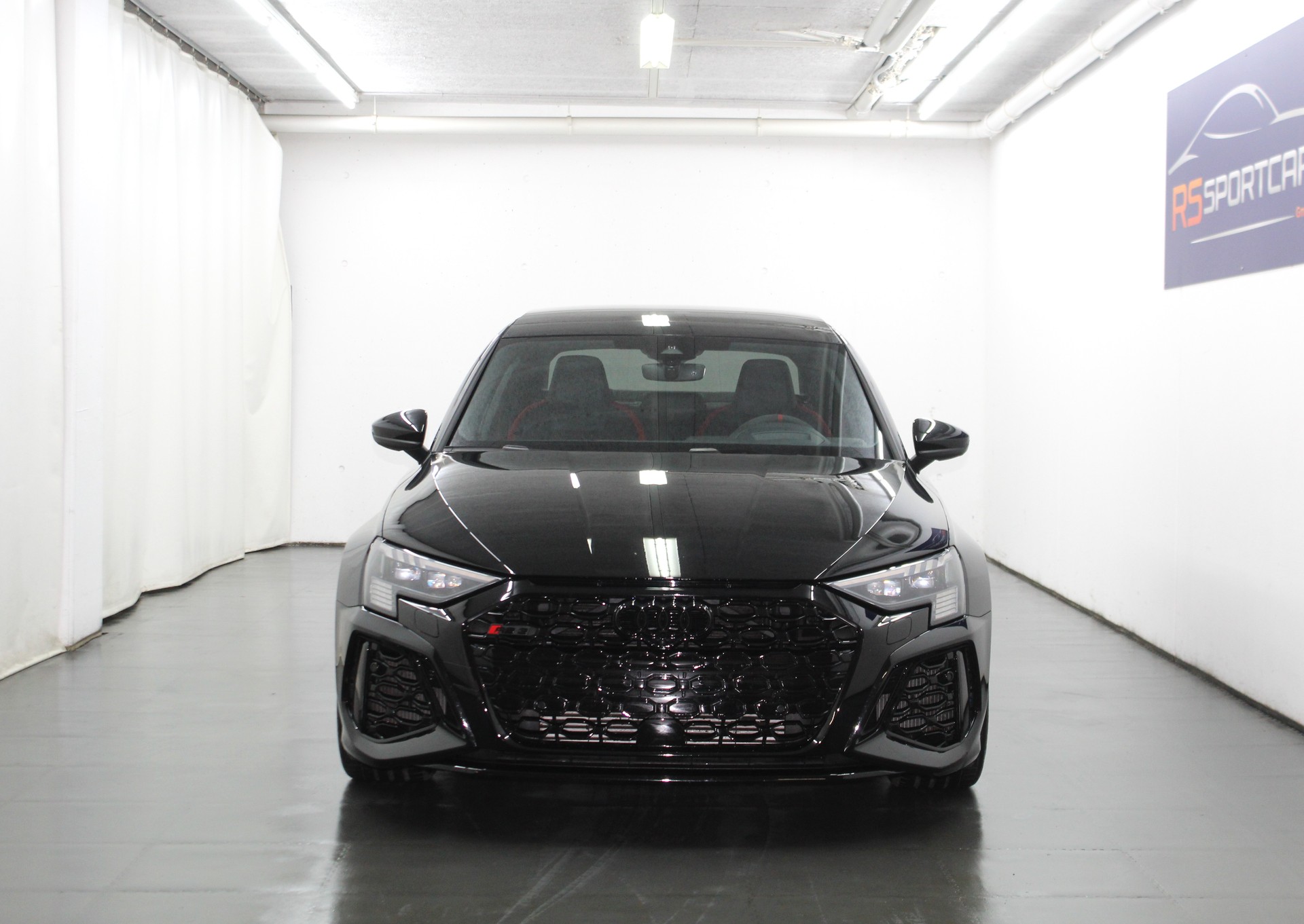 AUDI RS3 Limousine 2.5 TSI quattro S-tronic RS-Designpaket plus rot / CH-Fahrzeug-showroom-element-2