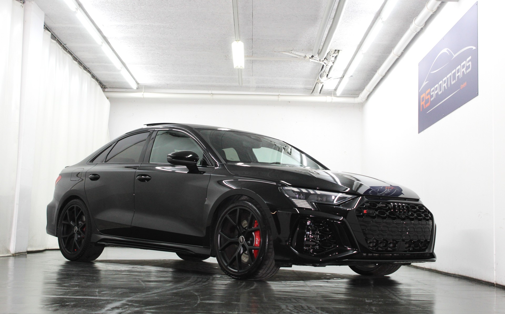 AUDI RS3 Limousine 2.5 TSI quattro S-tronic RS-Designpaket plus rot / CH-Fahrzeug