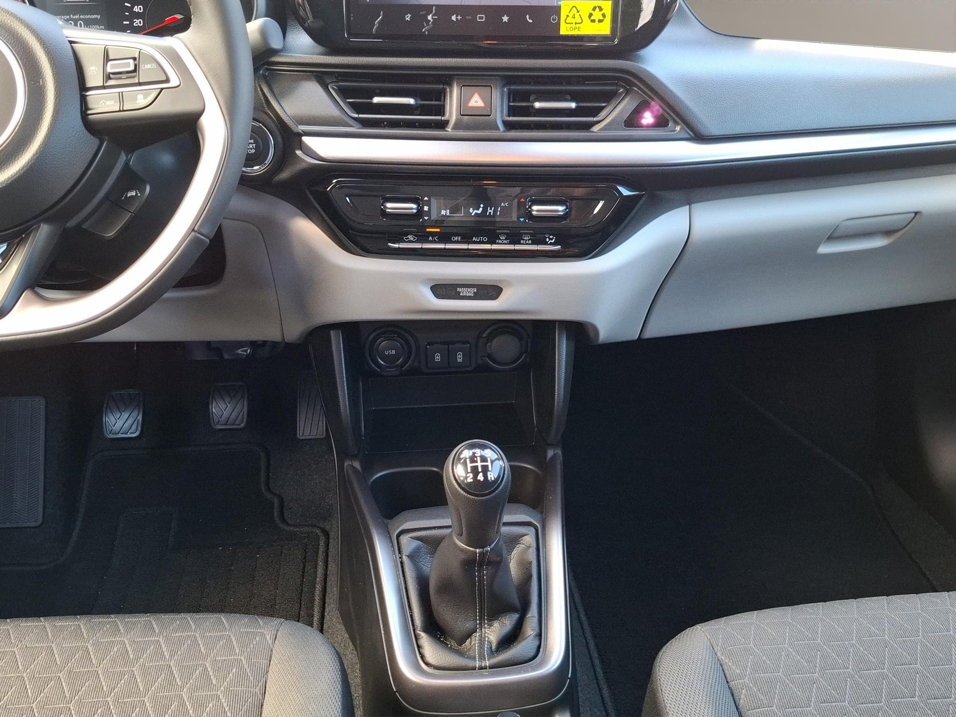 SUZUKI Swift 1.2 Sakura Top Hybrid 4x4-image-10