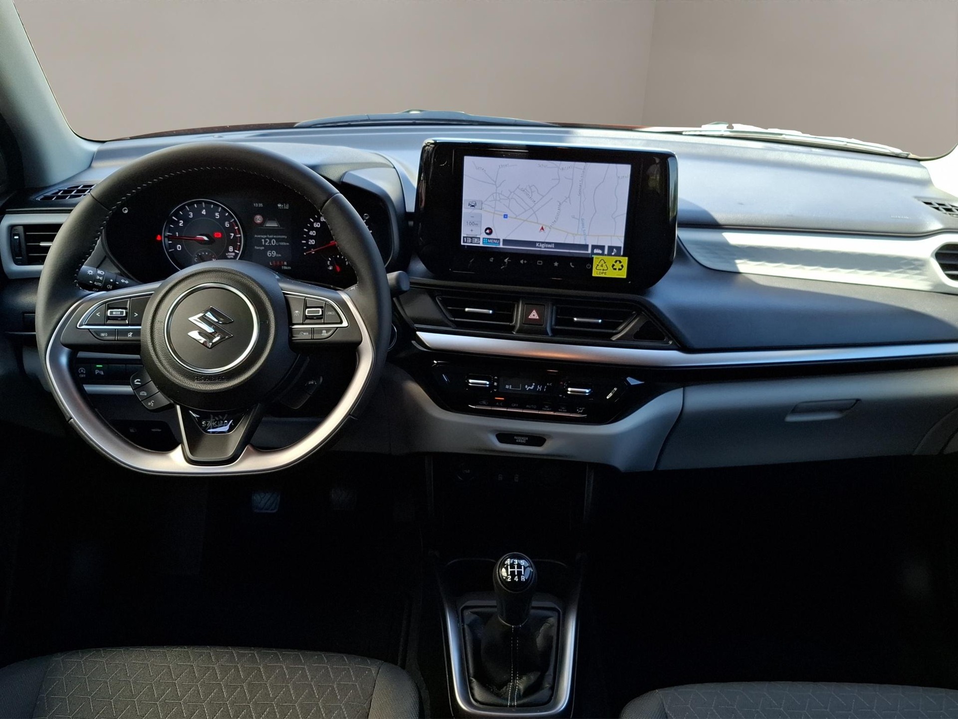 SUZUKI Swift 1.2 Sakura Top Hybrid 4x4-image-9