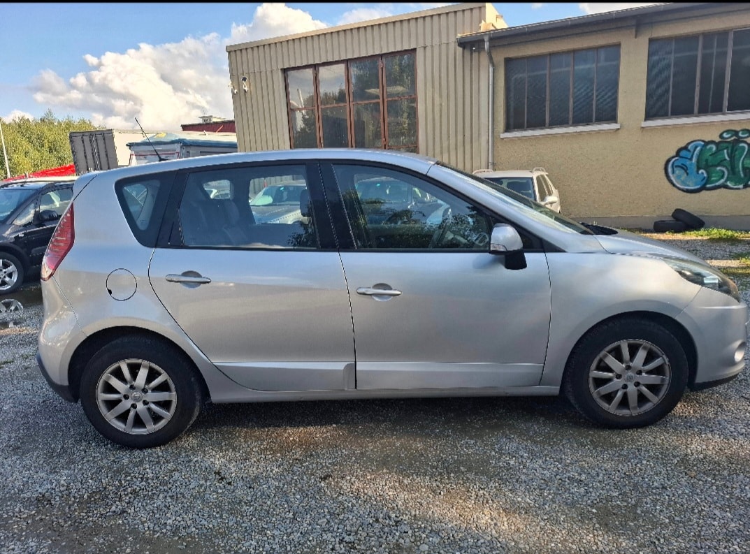 RENAULT Scénic 1.4 16V Turbo Privilège-image-3
