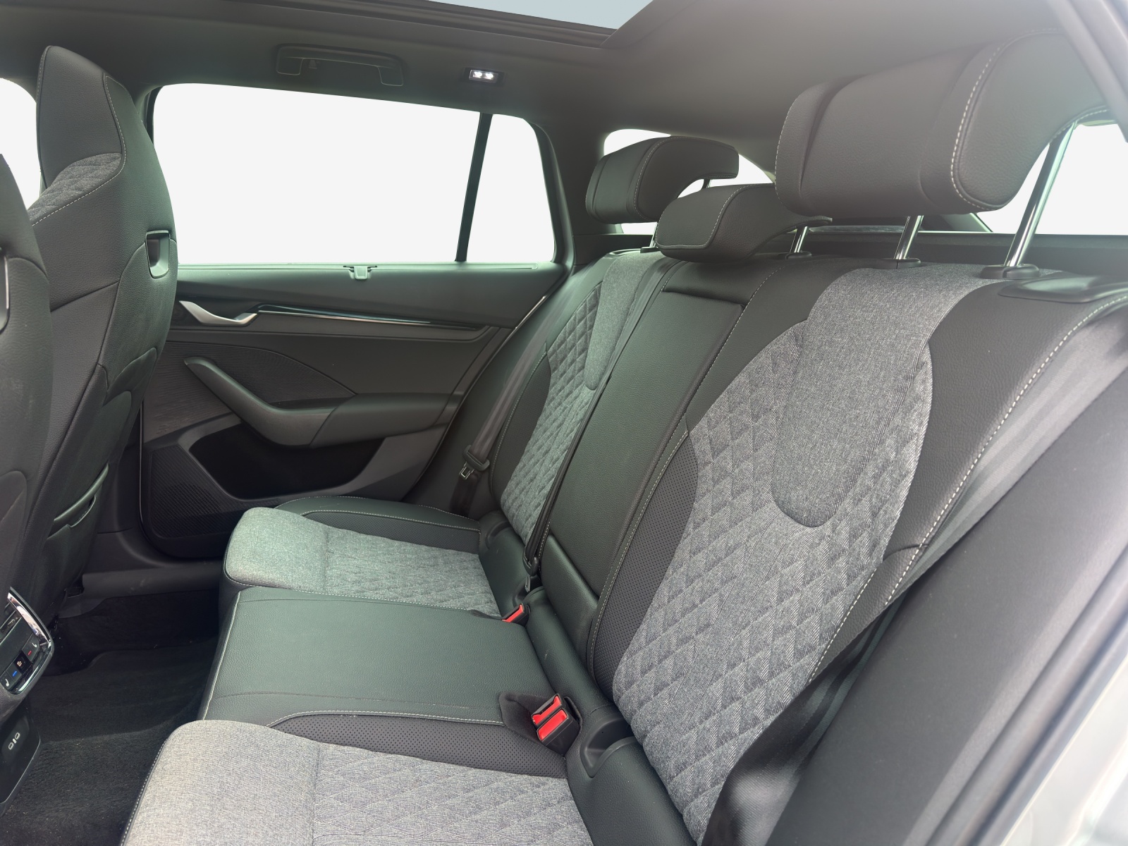SKODA Octavia Combi 2.0 TSI DSG Selection 4x4-image-11