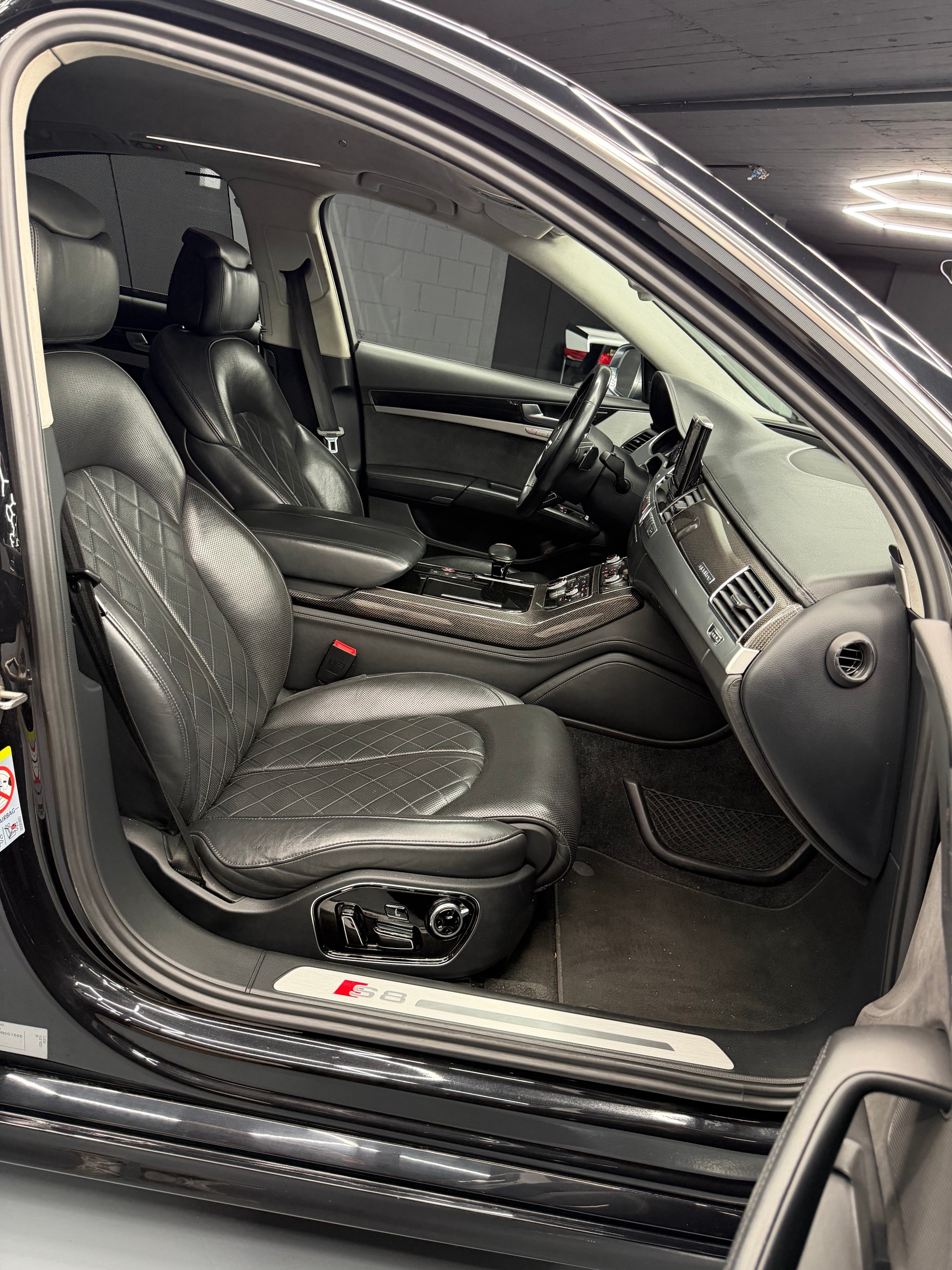 AUDI S8 4.0 TFSI V8 quattro tiptronic-image-11