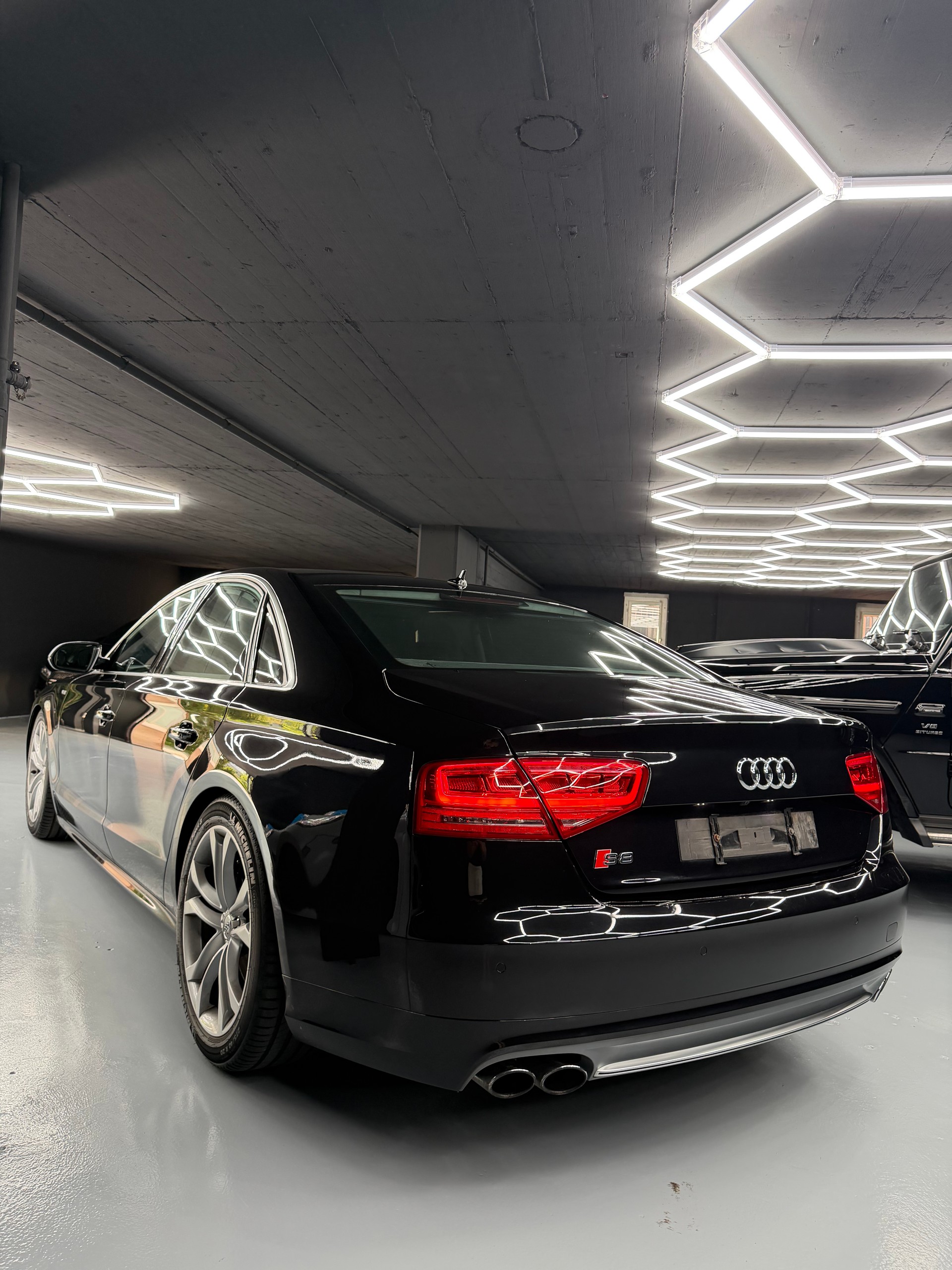 AUDI S8 4.0 TFSI V8 quattro tiptronic-image-4
