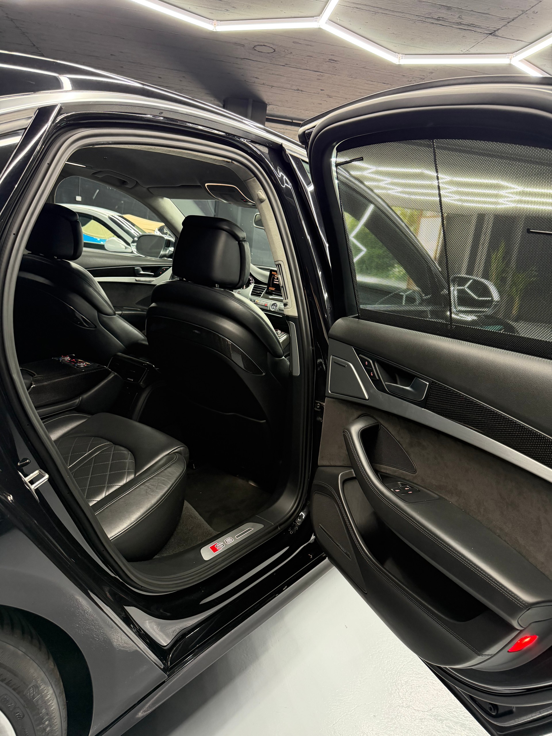 AUDI S8 4.0 TFSI V8 quattro tiptronic-image-12