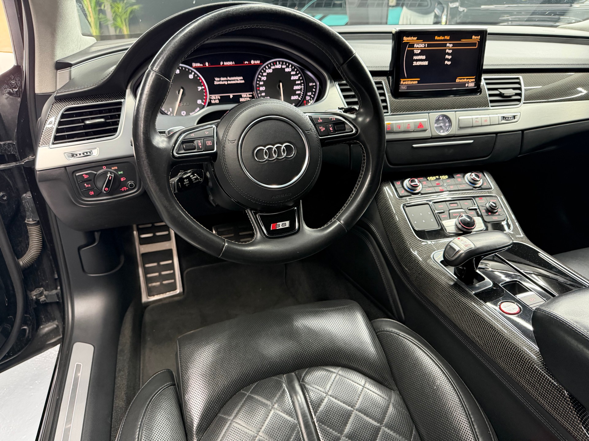 AUDI S8 4.0 TFSI V8 quattro tiptronic-image-14