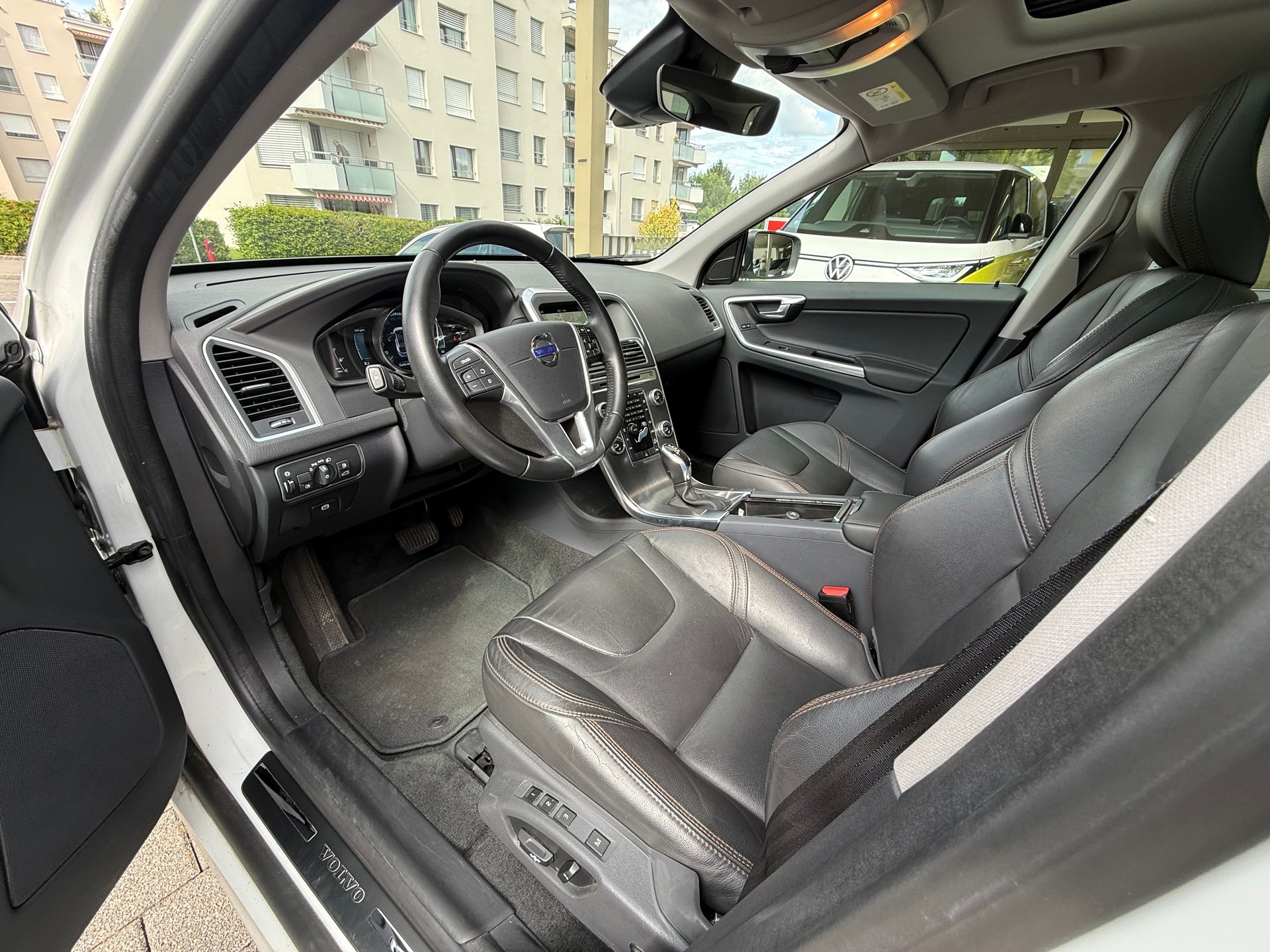 VOLVO XC60 D5 AWD Momentum Geartronic-image-4