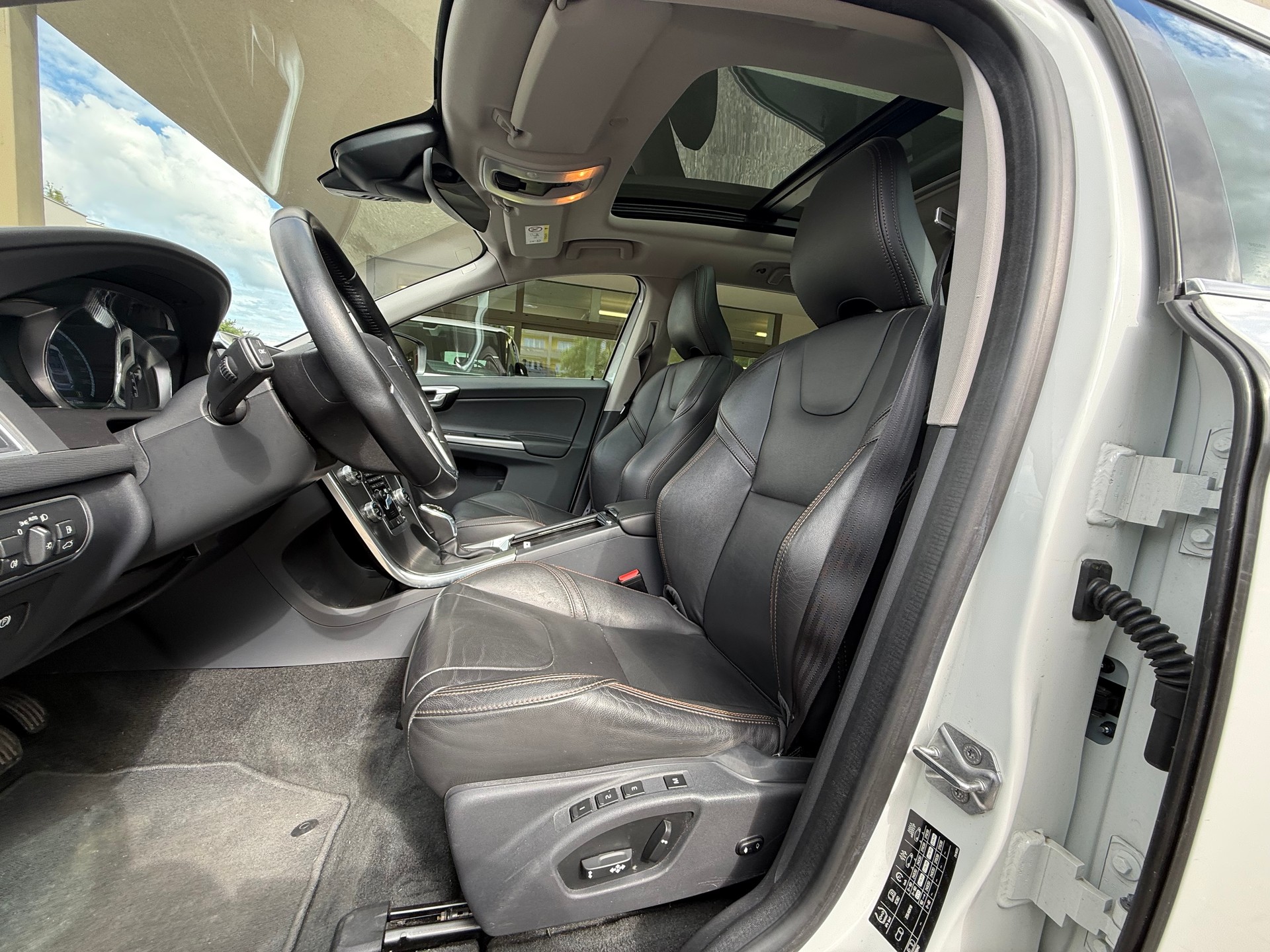 VOLVO XC60 D5 AWD Momentum Geartronic-image-7