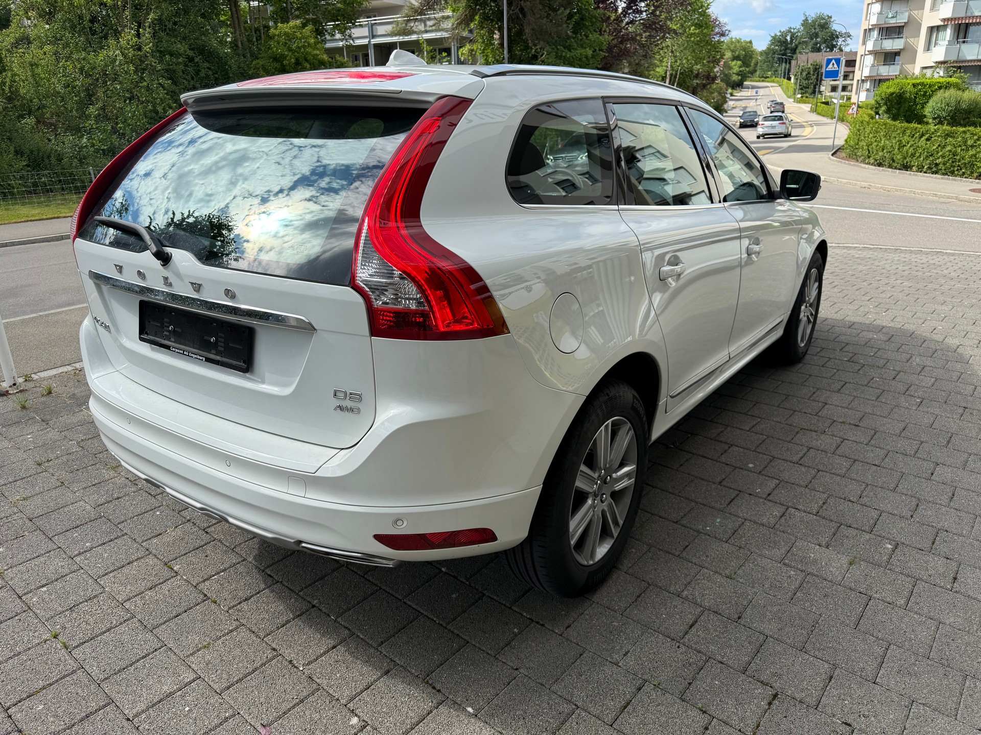 VOLVO XC60 D5 AWD Momentum Geartronic-image-9