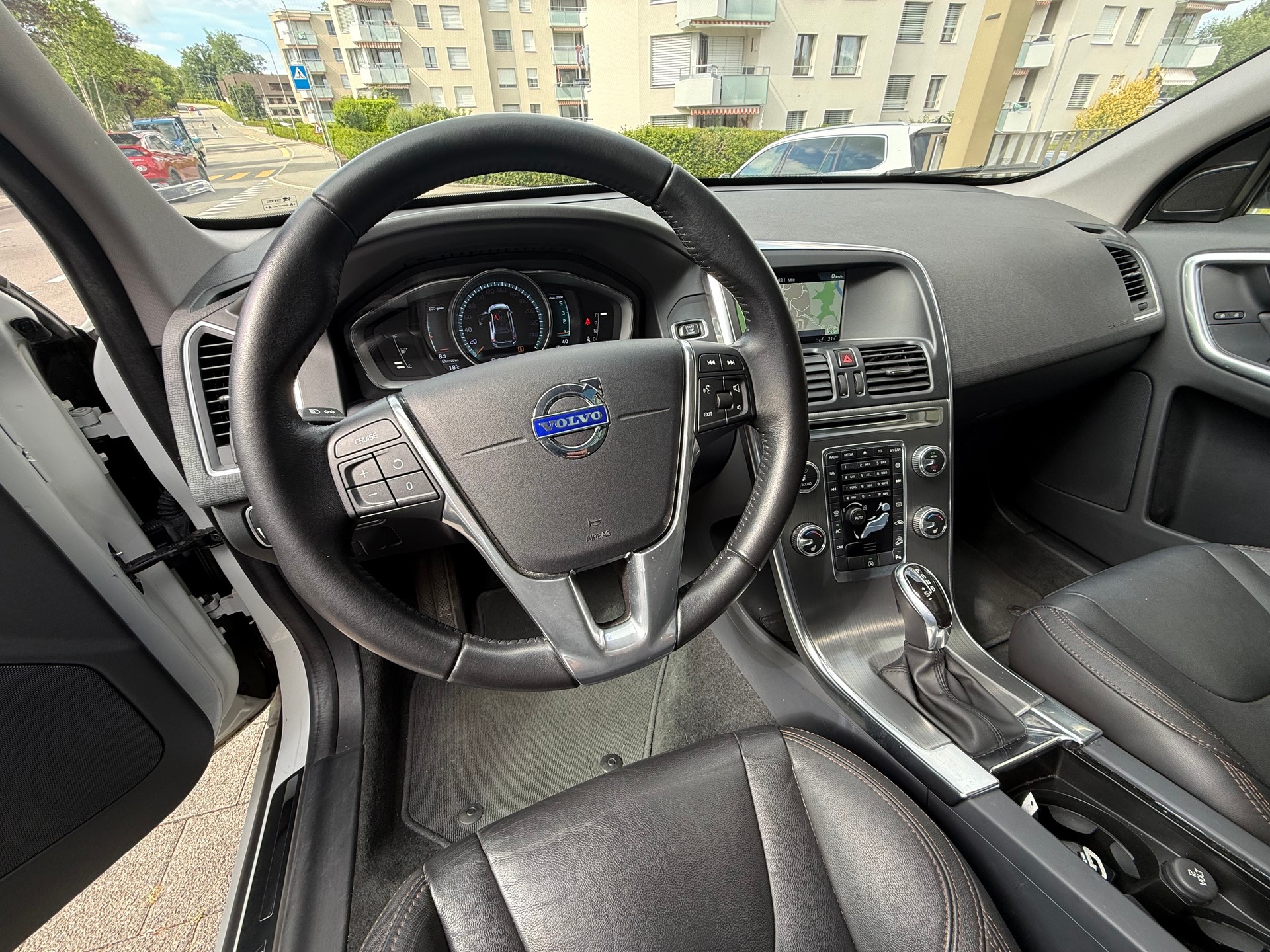 VOLVO XC60 D5 AWD Momentum Geartronic-image-5