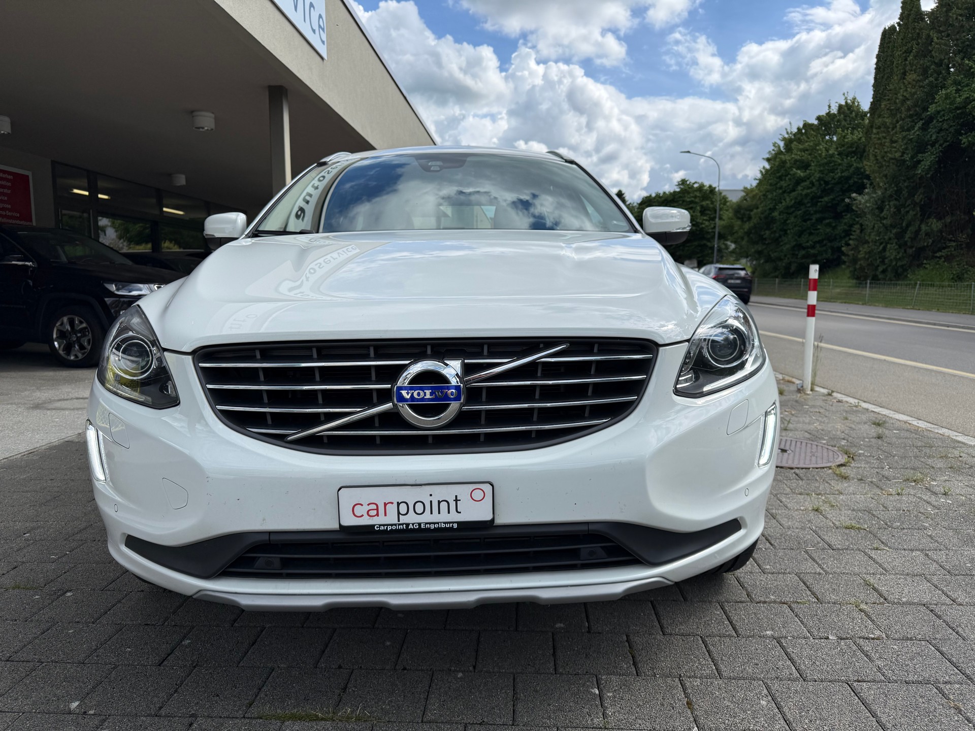 VOLVO XC60 D5 AWD Momentum Geartronic-image-1