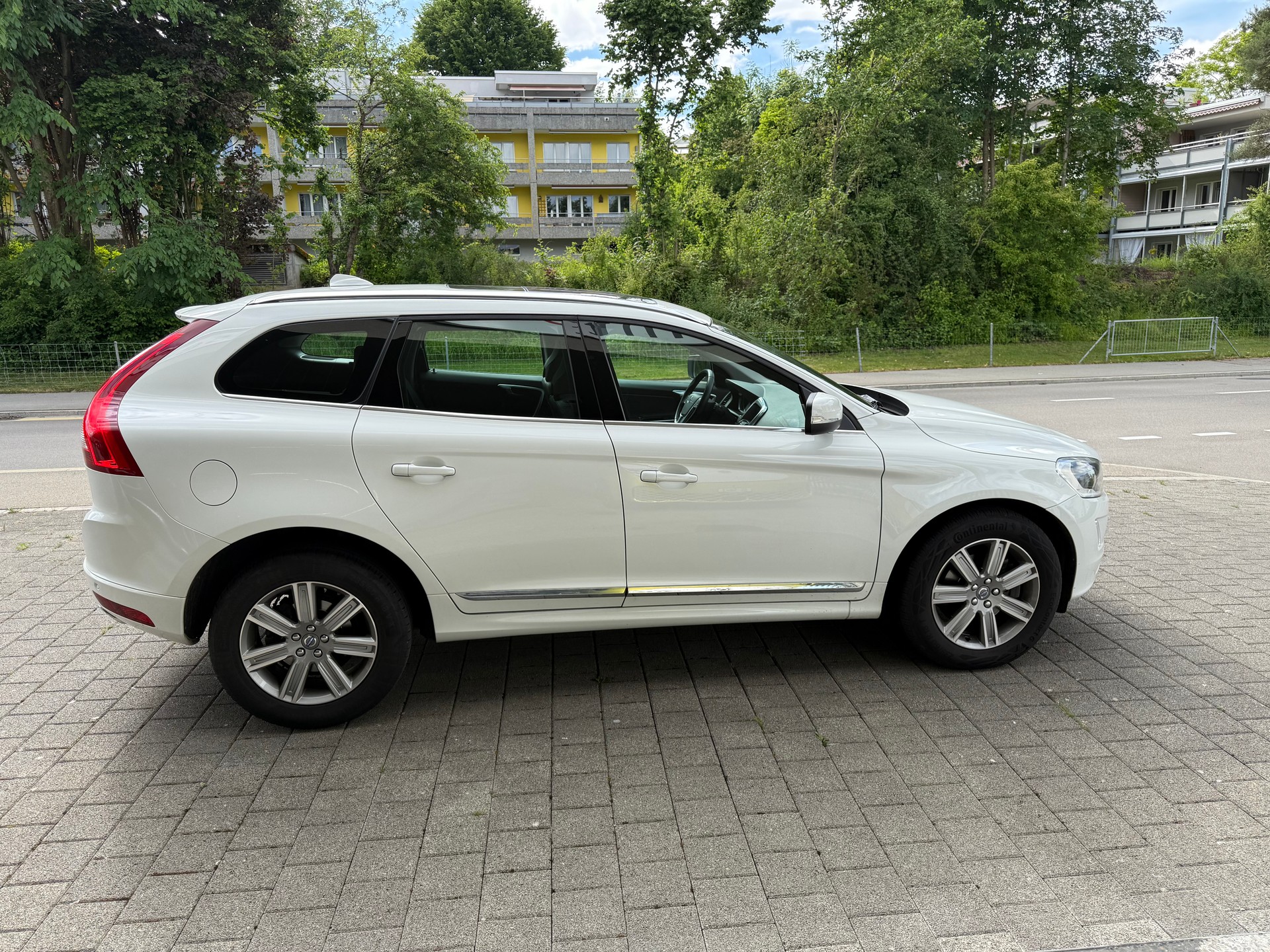 VOLVO XC60 D5 AWD Momentum Geartronic-image-3