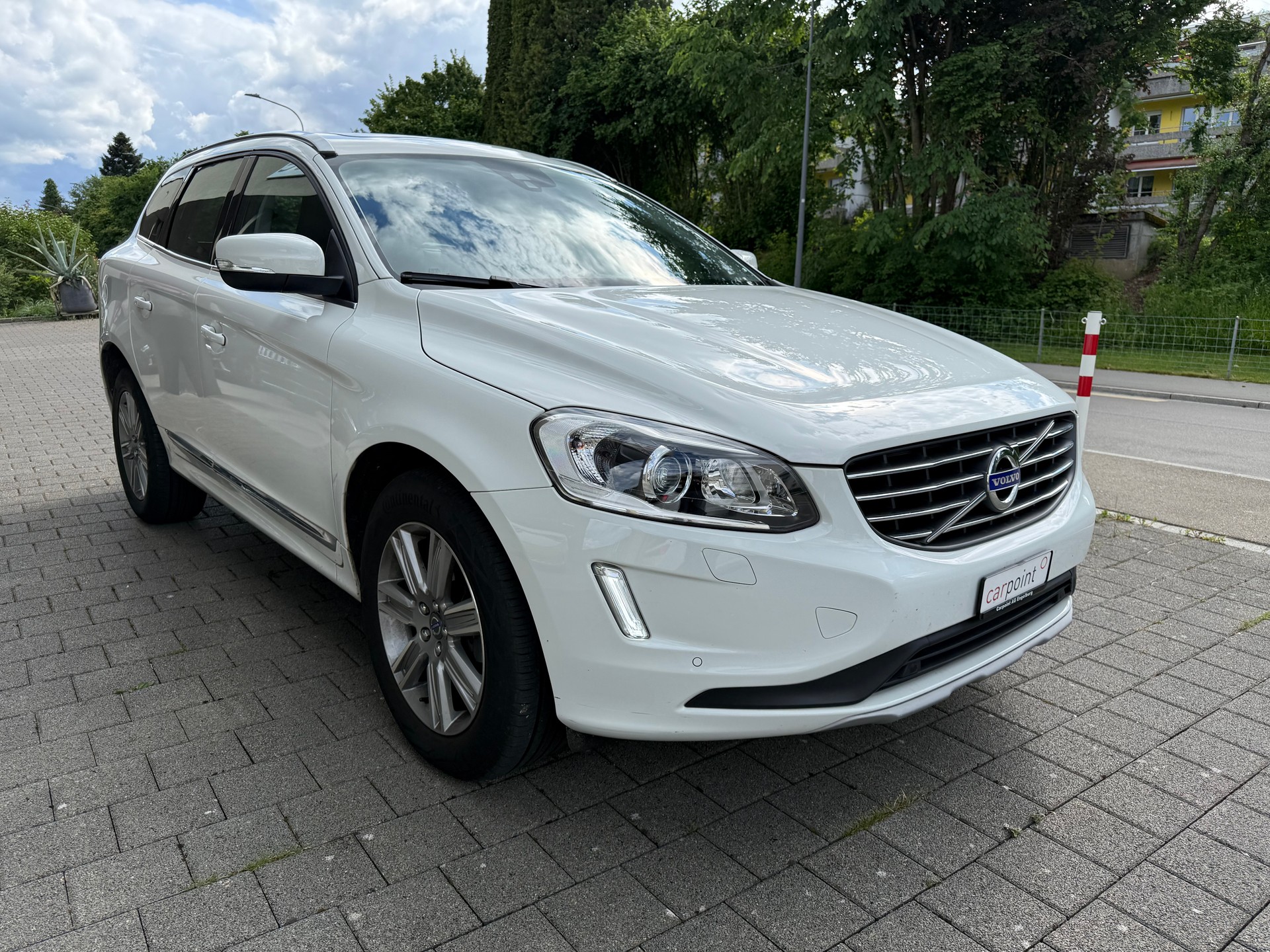 VOLVO XC60 D5 AWD Momentum Geartronic-image-2