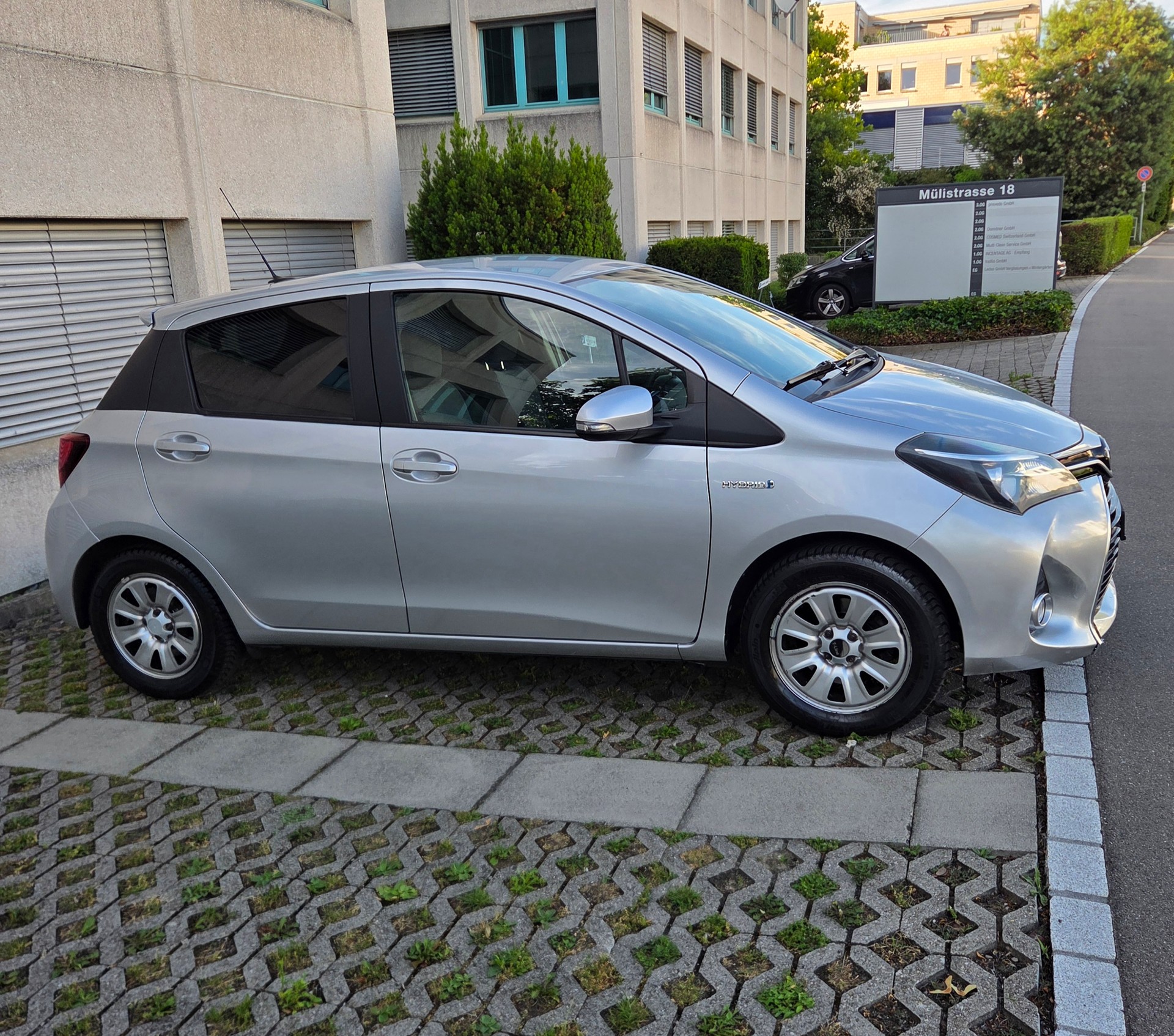 TOYOTA Yaris 1.5 VVT-i Hybrid Luna e-CVT-image-3