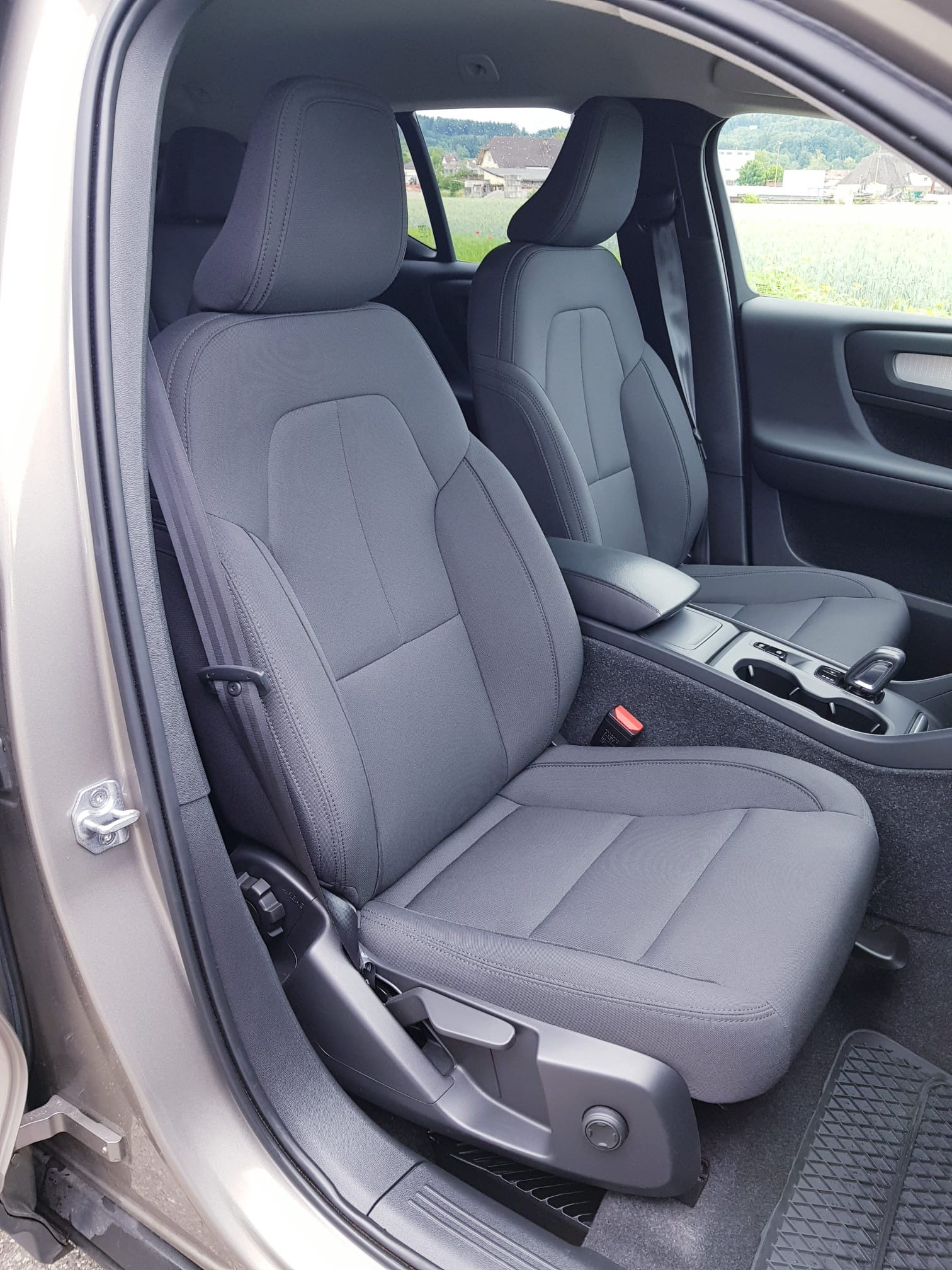 VOLVO XC40 B4 Benzin Mild Hybrid Momentum Geartronic-image-9