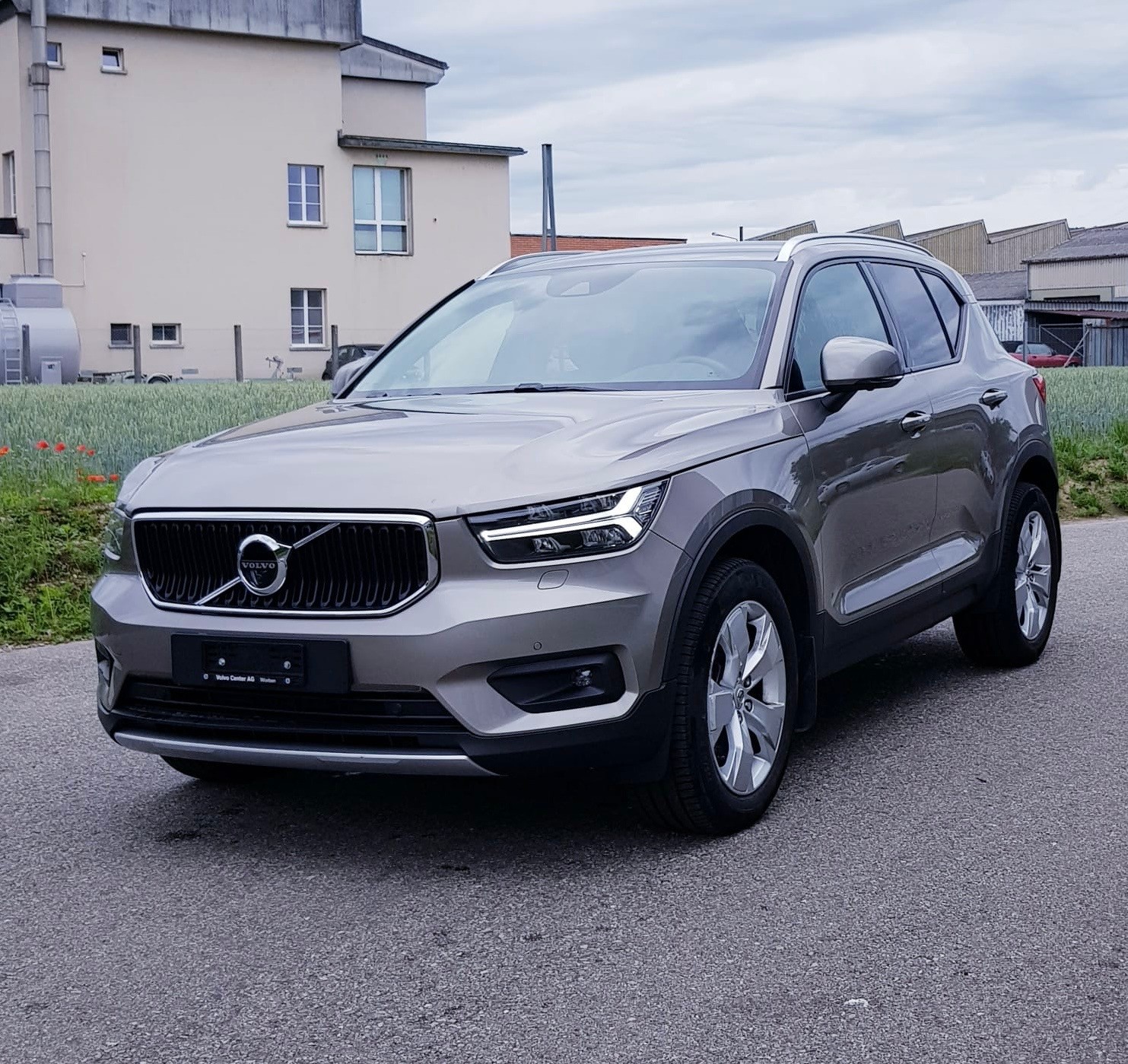 VOLVO XC40 B4 Benzin Mild Hybrid Momentum Geartronic-image-1