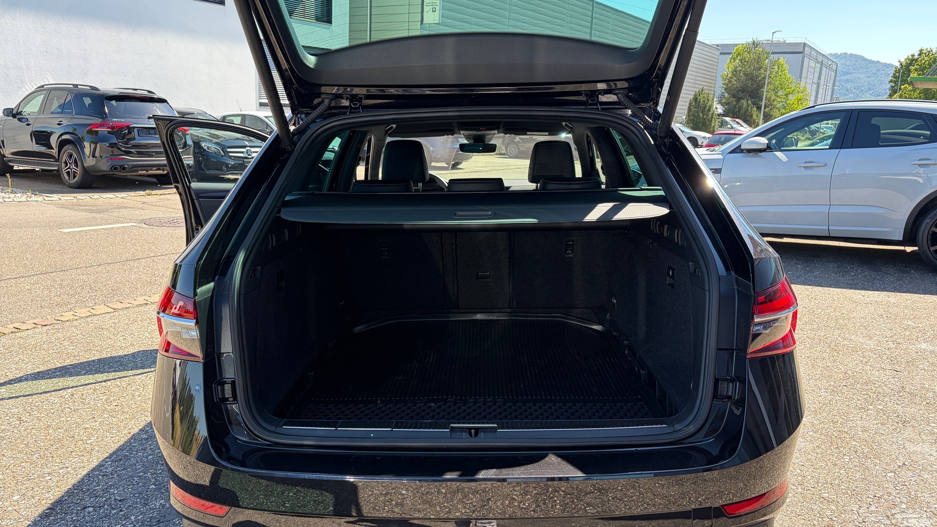SKODA Superb Combi 2.0 TSI L&K Light 4x4 DSG-image-16