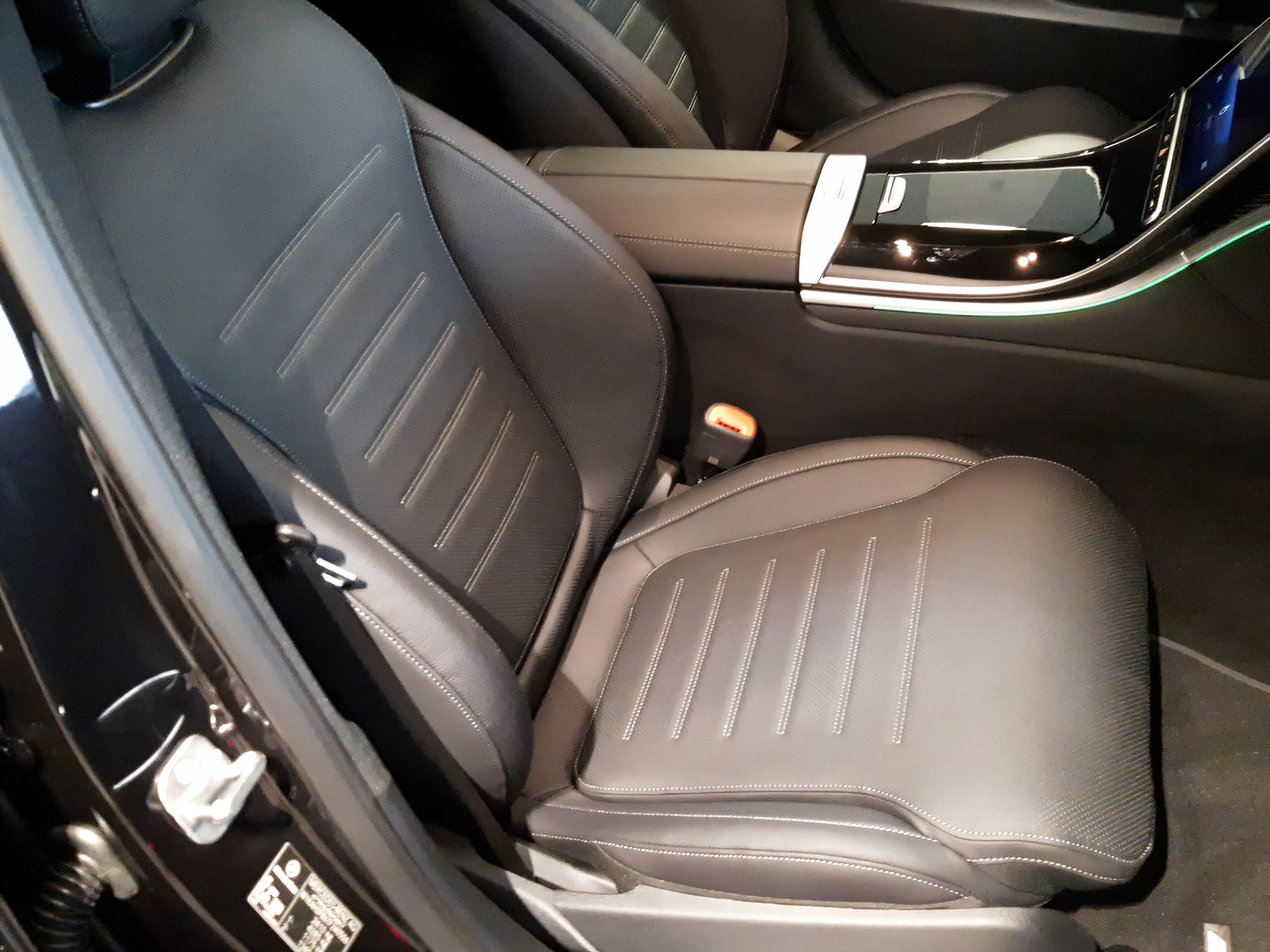 MERCEDES-BENZ C 220 d 4Matic T-Modell Swiss Star-image-9