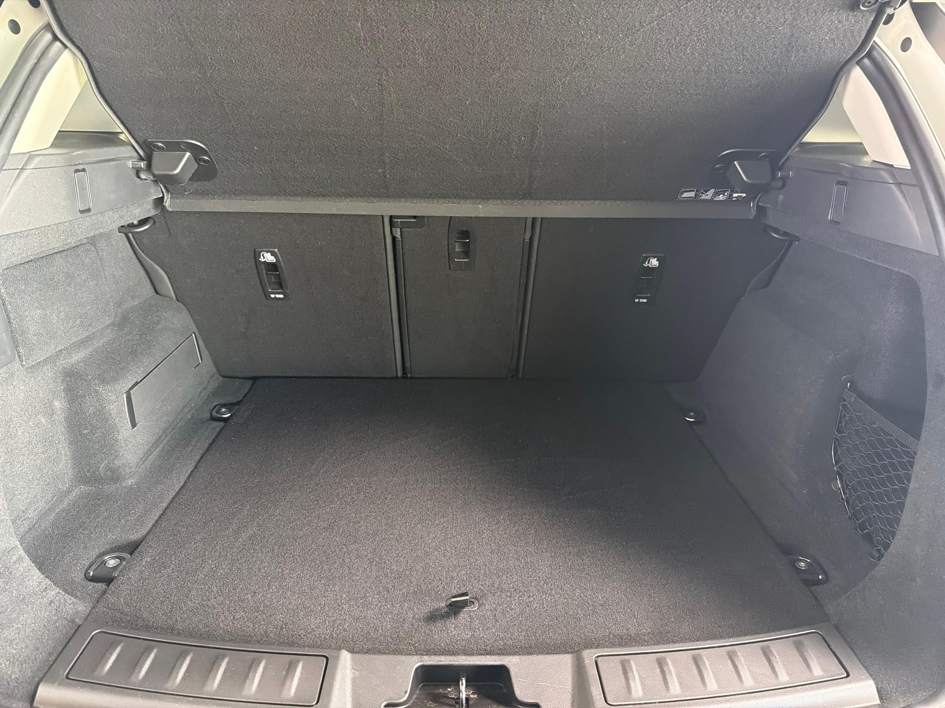 LAND ROVER Range Rover Evoque 2.0 T SE mit elektr. Anhängerkupplung-image-11
