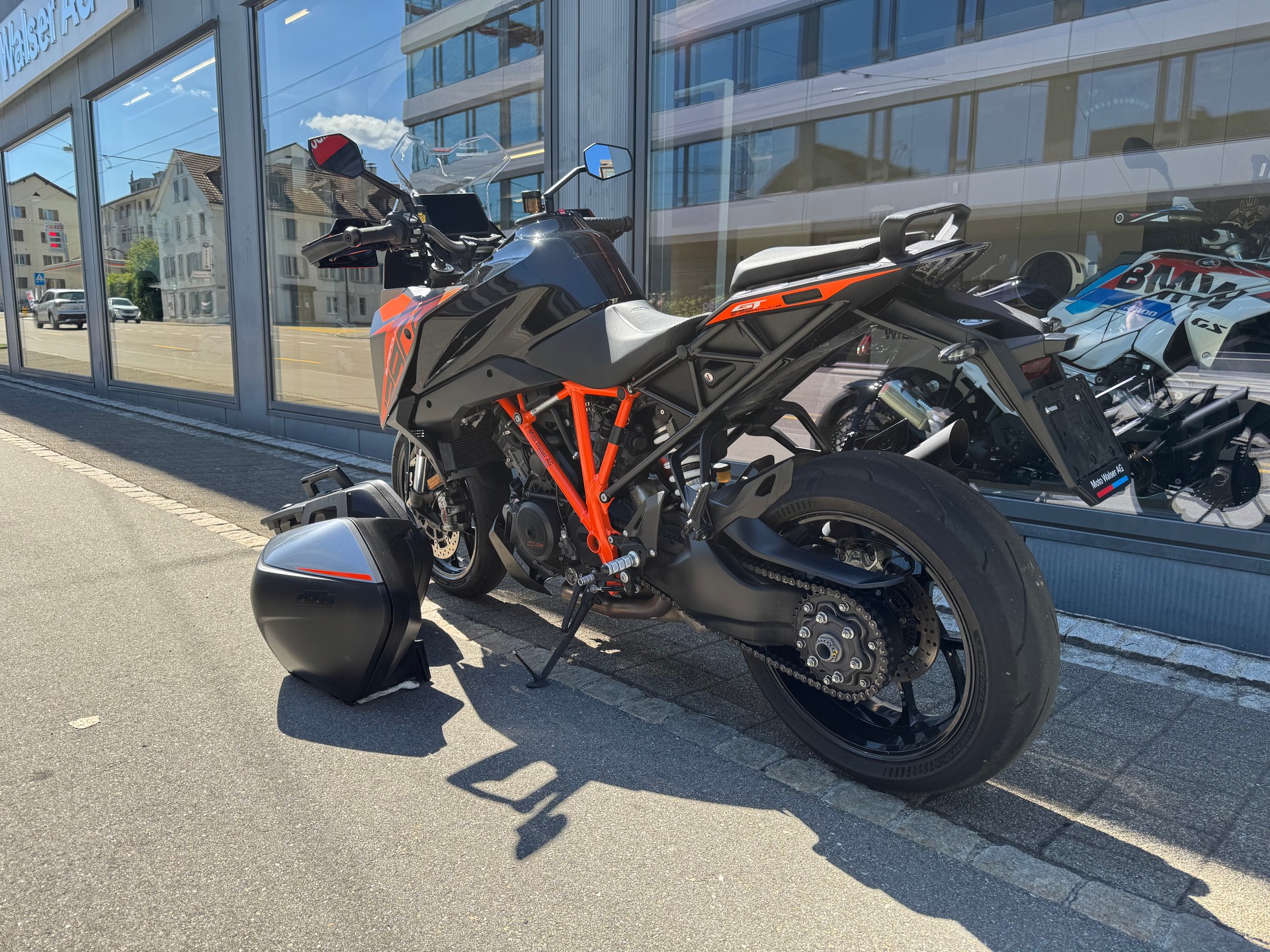KTM 1290 Super Duke GT-showroom-element-2