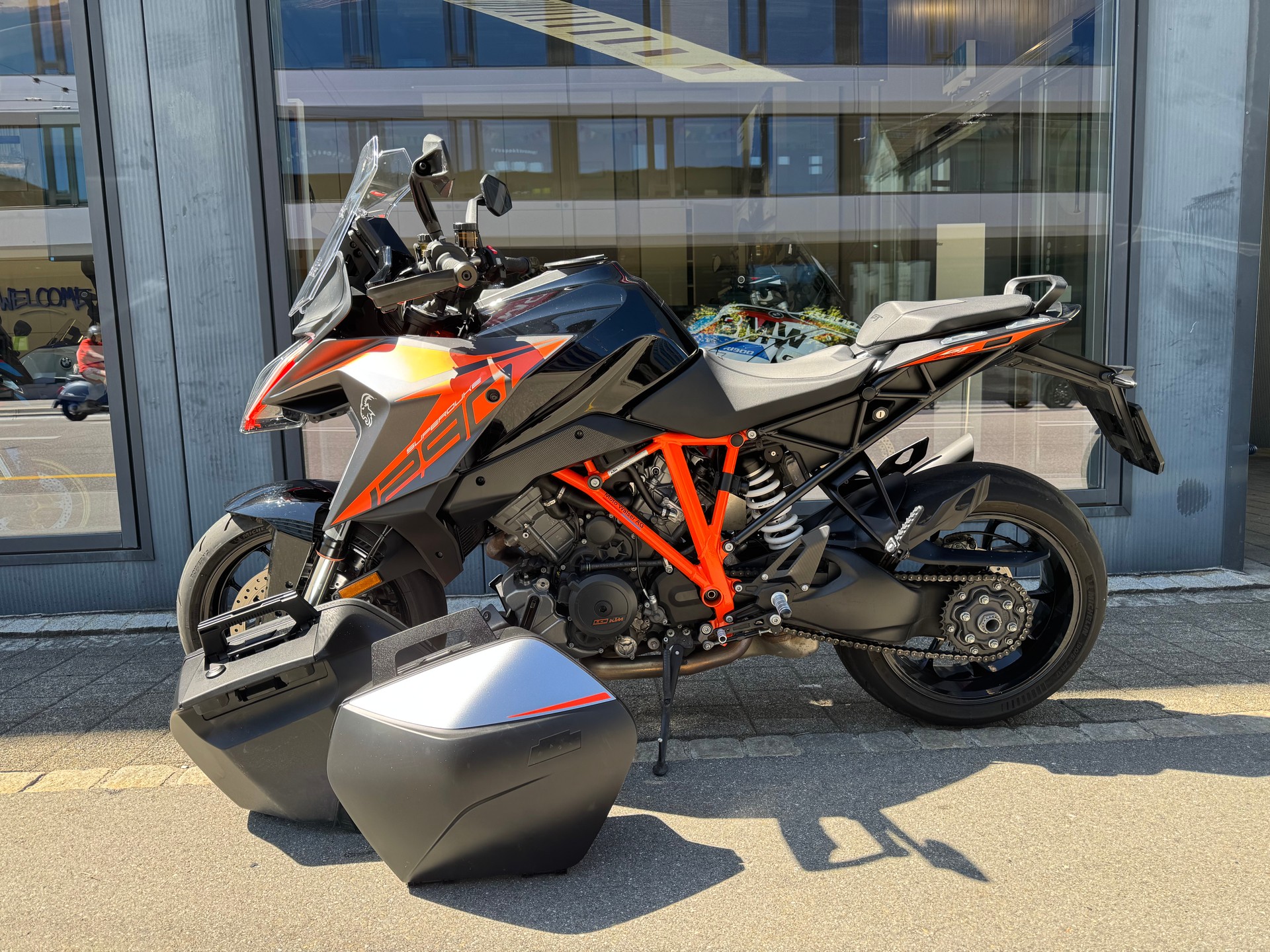 KTM 1290 Super Duke GT-showroom-element-1