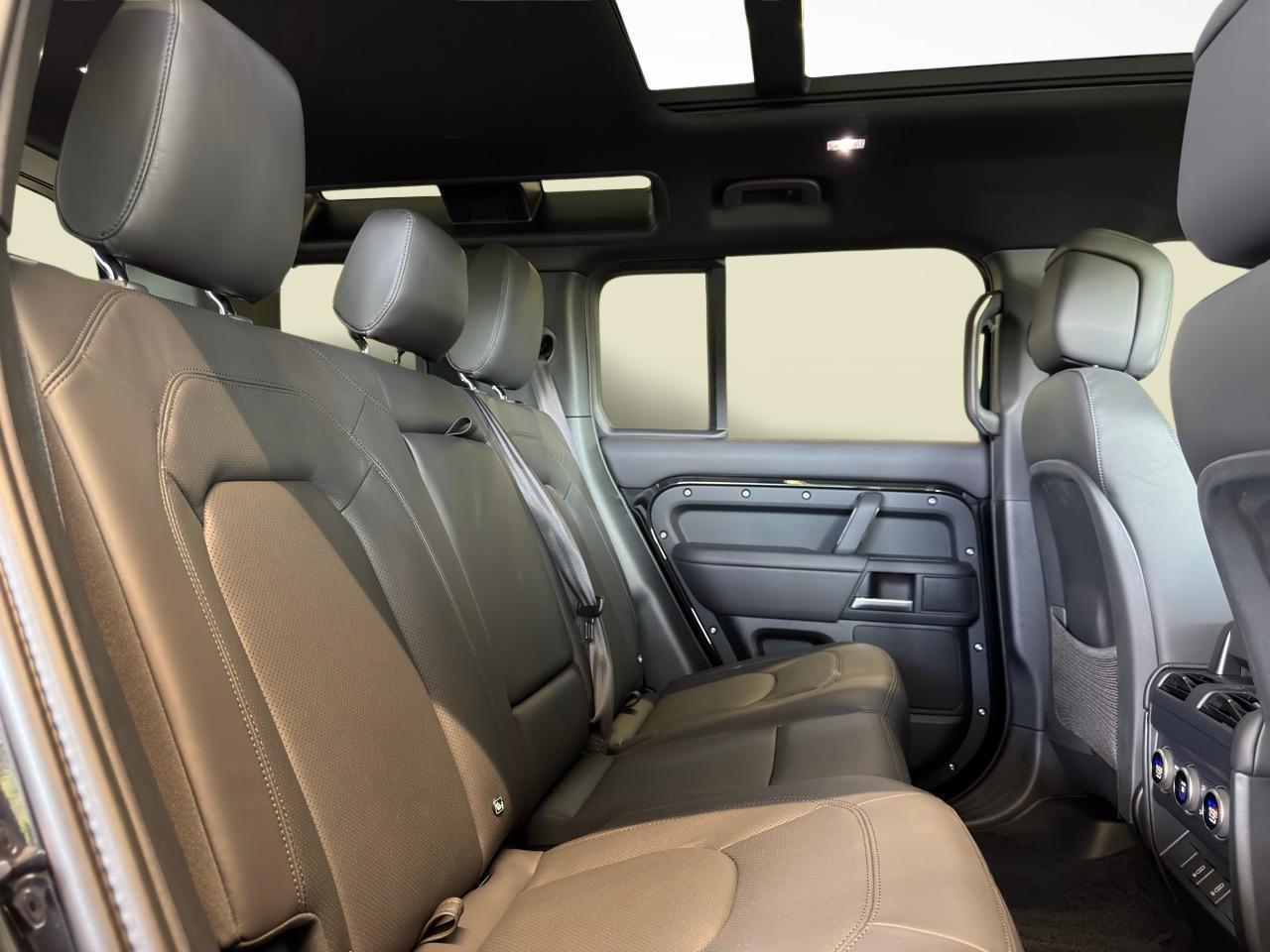 LAND ROVER Defender 110 3.0 D I6 350 X-Dynamic HSE-image-6