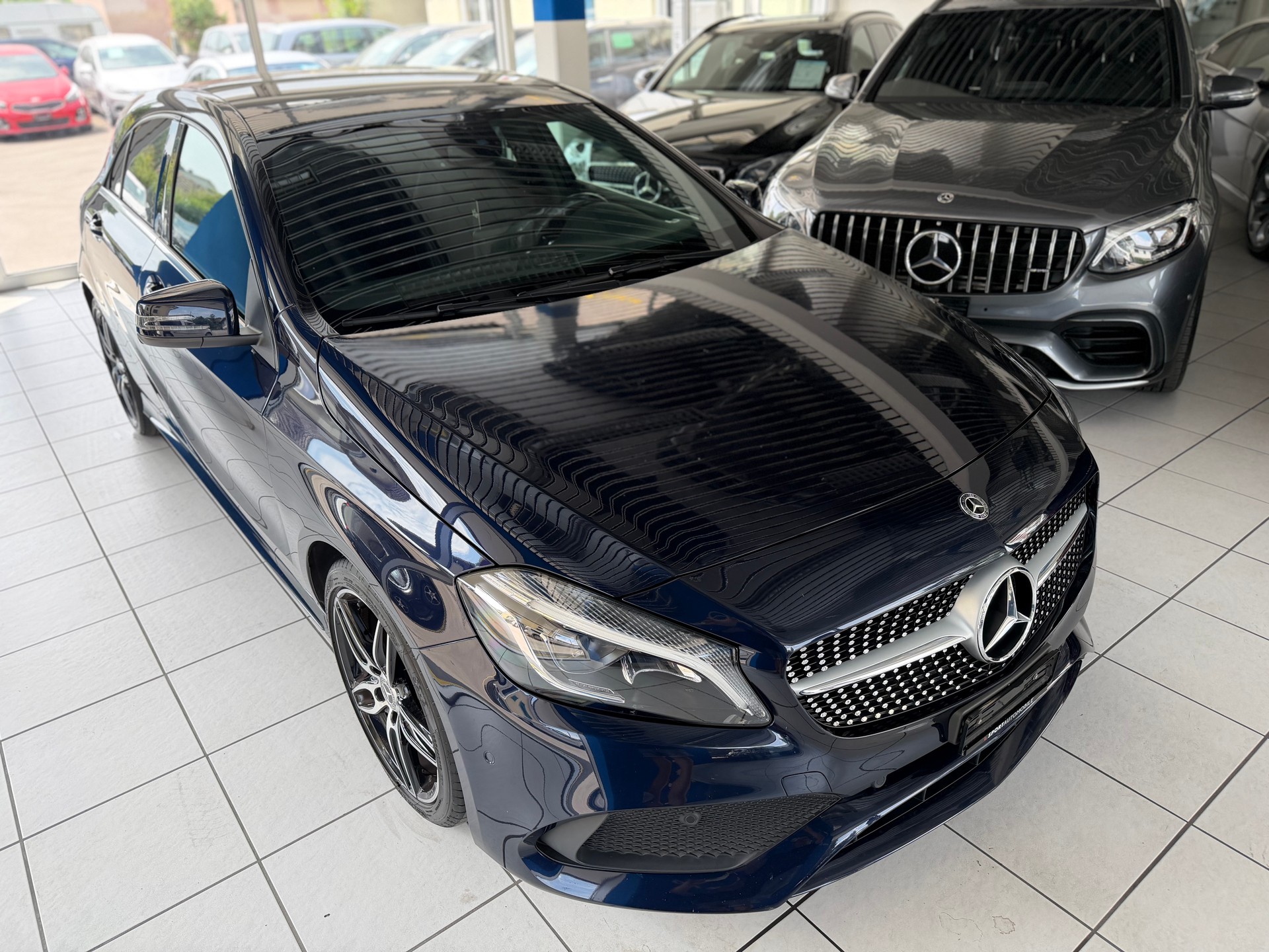 MERCEDES-BENZ A 220 AMG Line 4Matic 7G-DCT-image-2