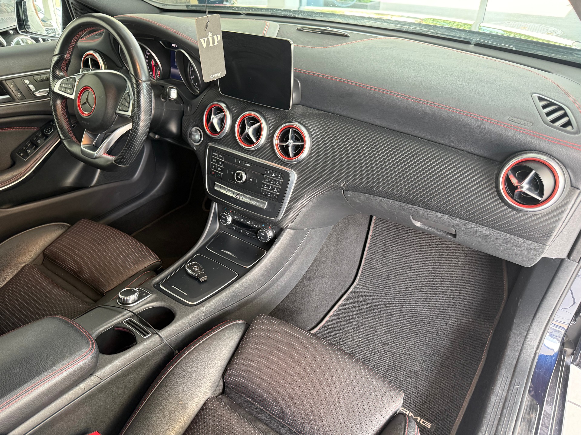 MERCEDES-BENZ A 220 AMG Line 4Matic 7G-DCT-image-12