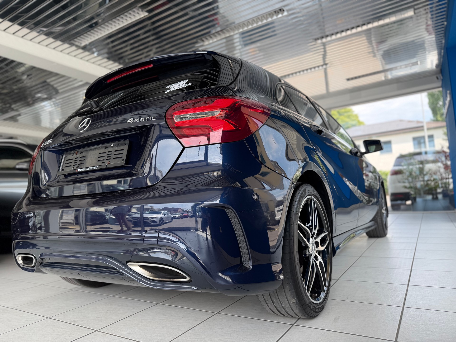 MERCEDES-BENZ A 220 AMG Line 4Matic 7G-DCT-image-5