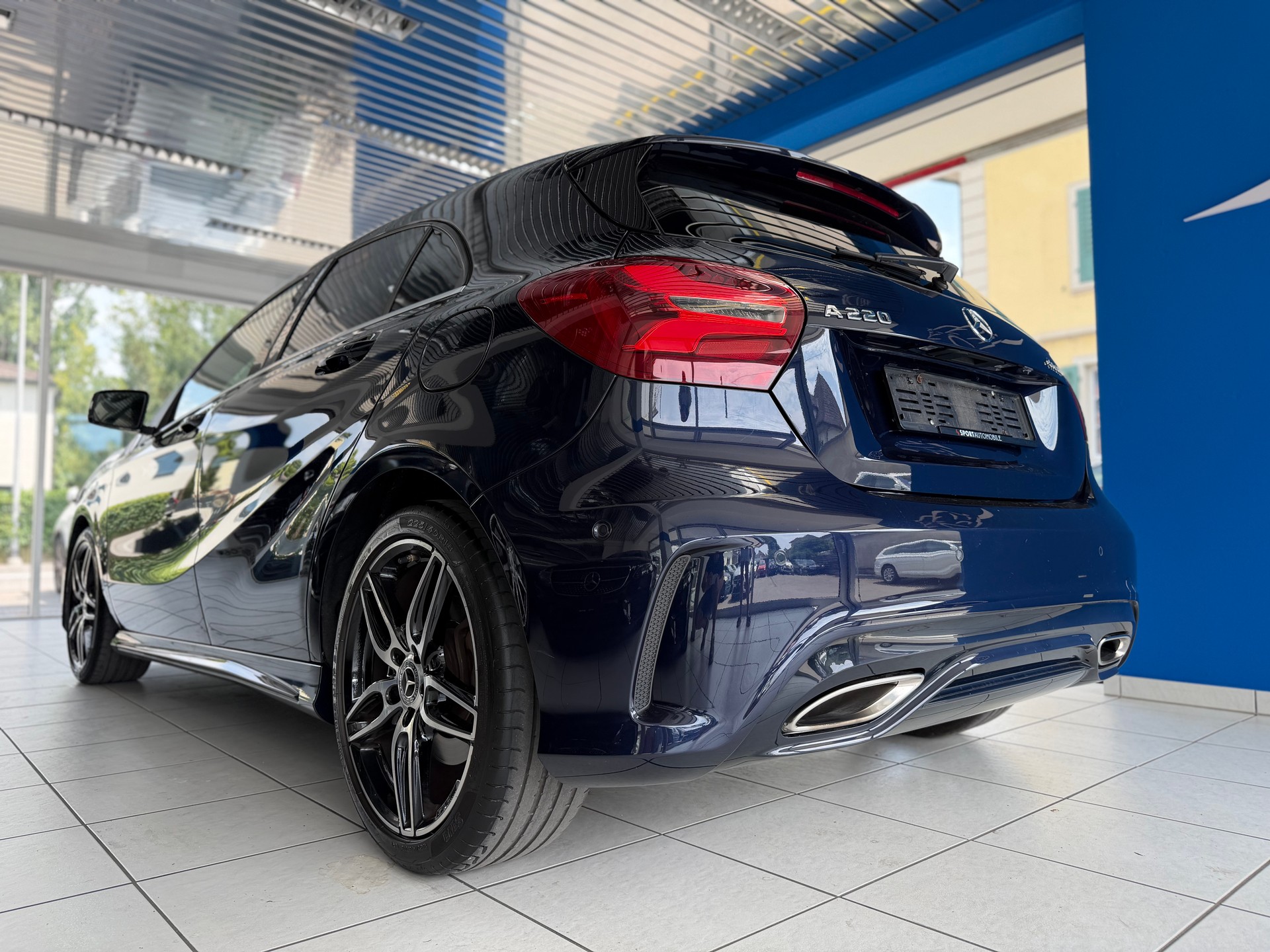 MERCEDES-BENZ A 220 AMG Line 4Matic 7G-DCT-image-7