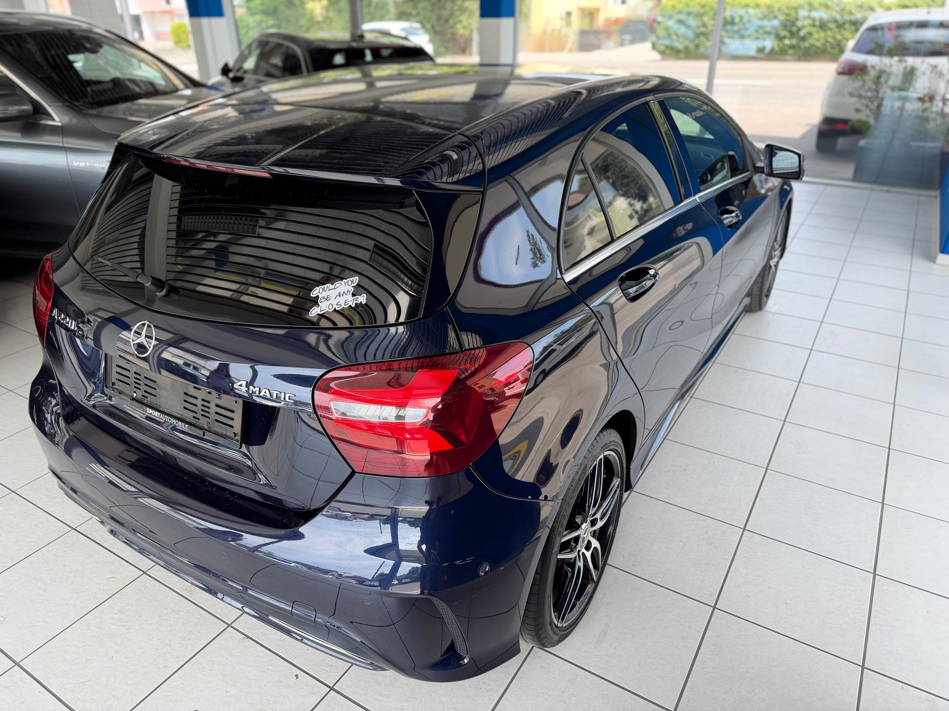 MERCEDES-BENZ A 220 AMG Line 4Matic 7G-DCT-image-4