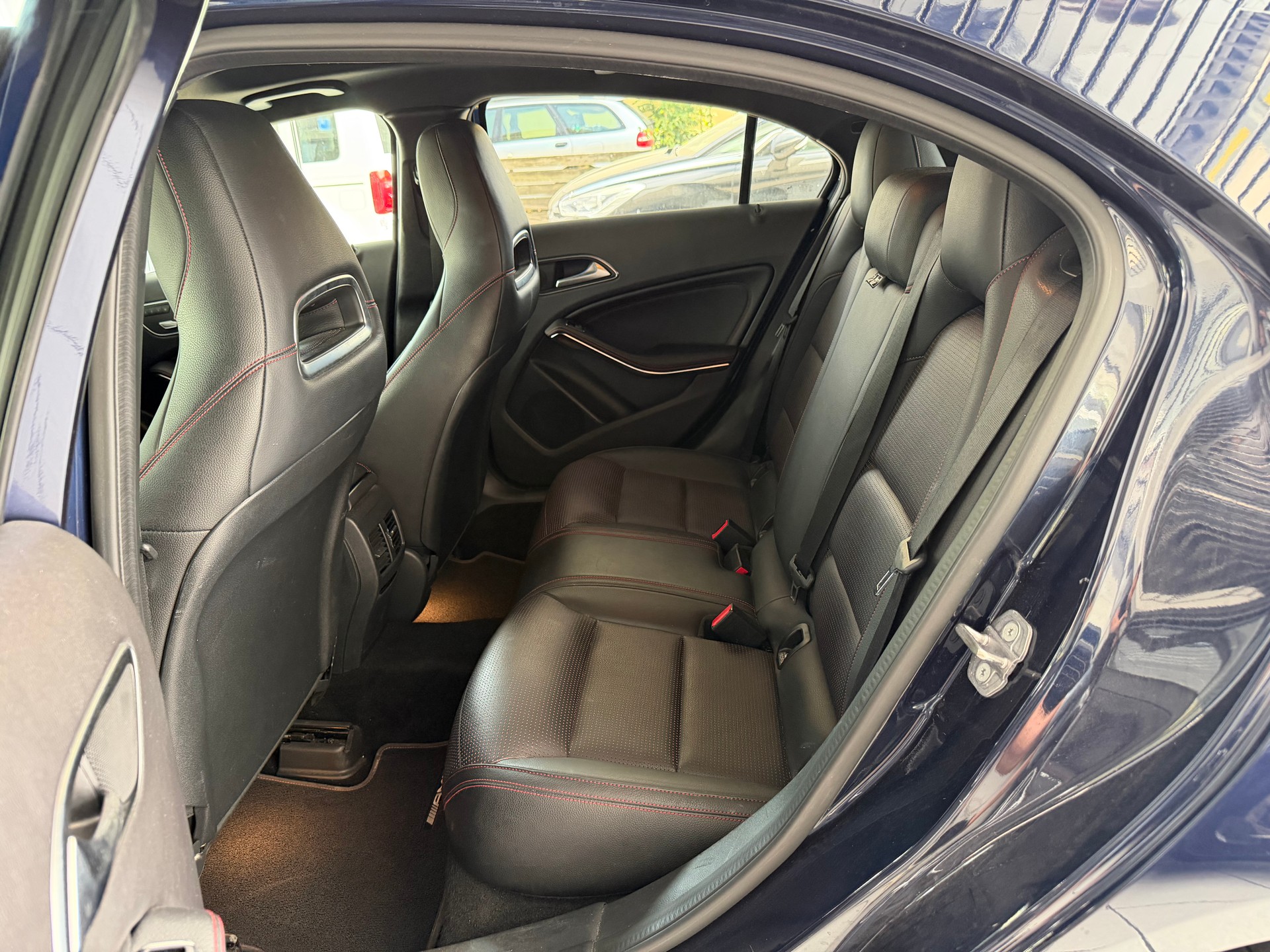 MERCEDES-BENZ A 220 AMG Line 4Matic 7G-DCT-image-16
