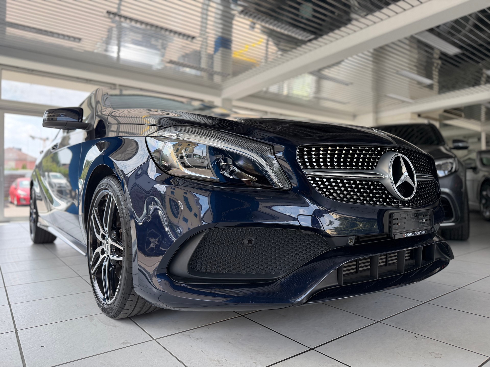 MERCEDES-BENZ A 220 AMG Line 4Matic 7G-DCT-image-3