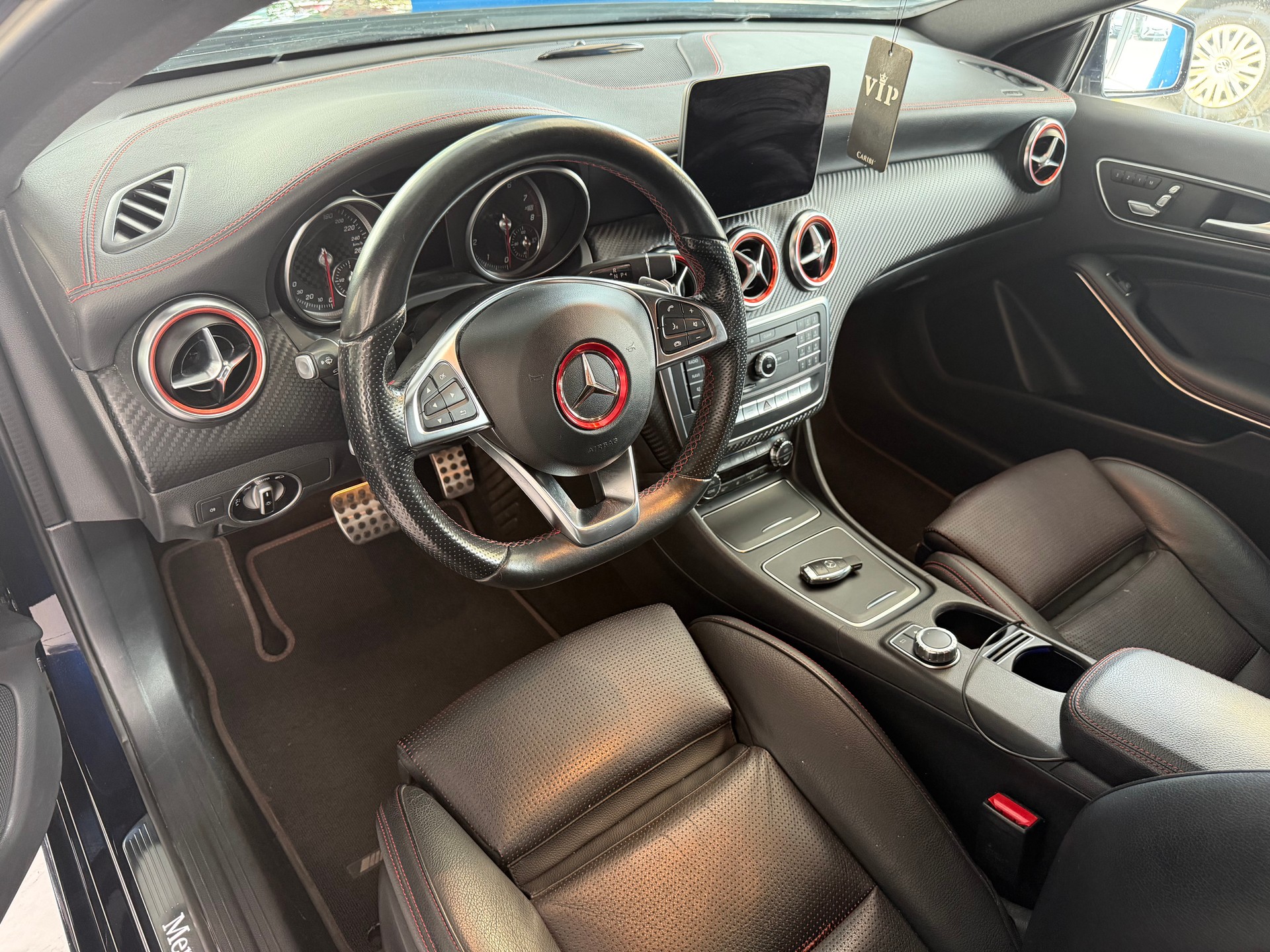 MERCEDES-BENZ A 220 AMG Line 4Matic 7G-DCT-image-10